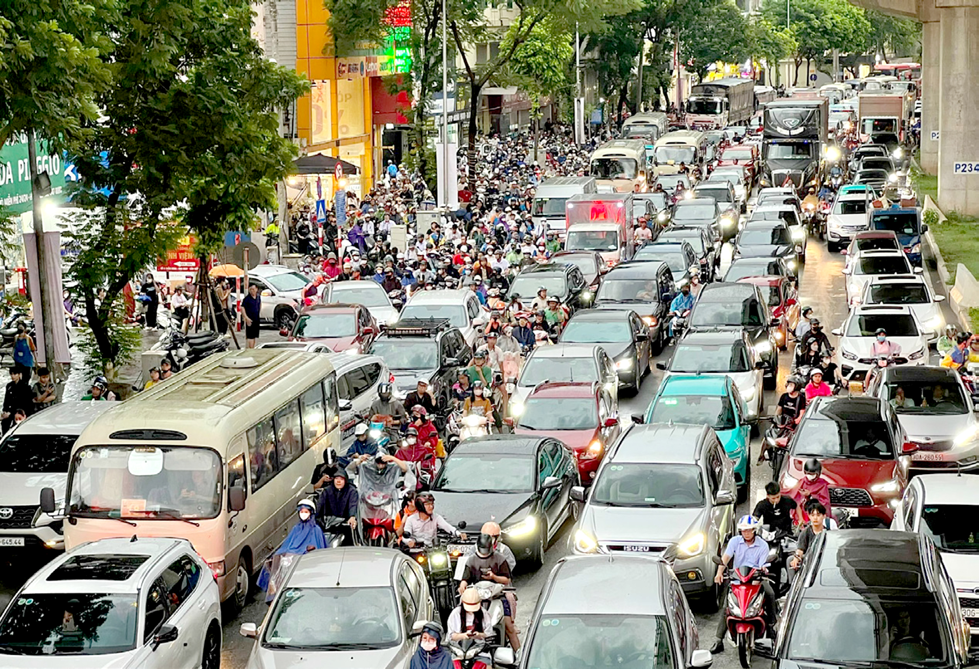 H&agrave; Nội: Kh&ocirc;ng d&aacute;m về nh&agrave; giờ cao điểm v&igrave; qu&aacute; ng&aacute;n &ugrave;n tắc- Ảnh 1.