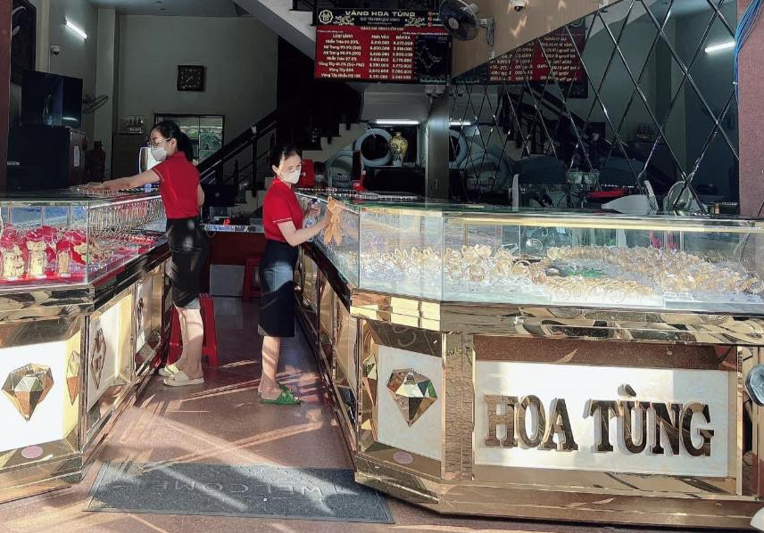 Cửa h&agrave;ng v&agrave;ng ở Quảng Ng&atilde;i bị phạt hơn 235 triệu v&igrave; mua b&aacute;n h&agrave;ng giả mạo- Ảnh 1.