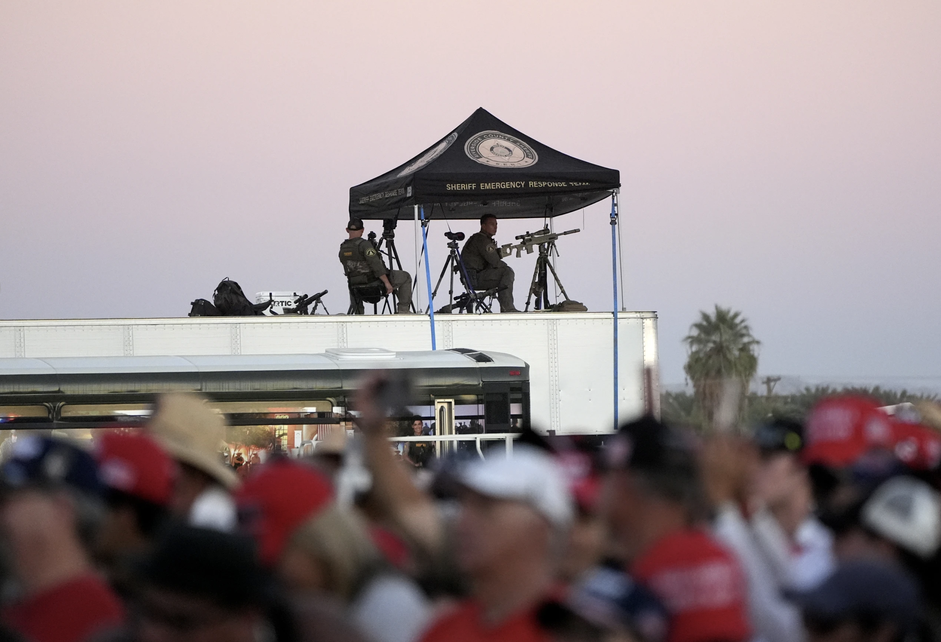 Bắt người tự xưng ph&oacute;ng vi&ecirc;n mang s&uacute;ng tới sự kiện của &ocirc;ng Trump- Ảnh 2.