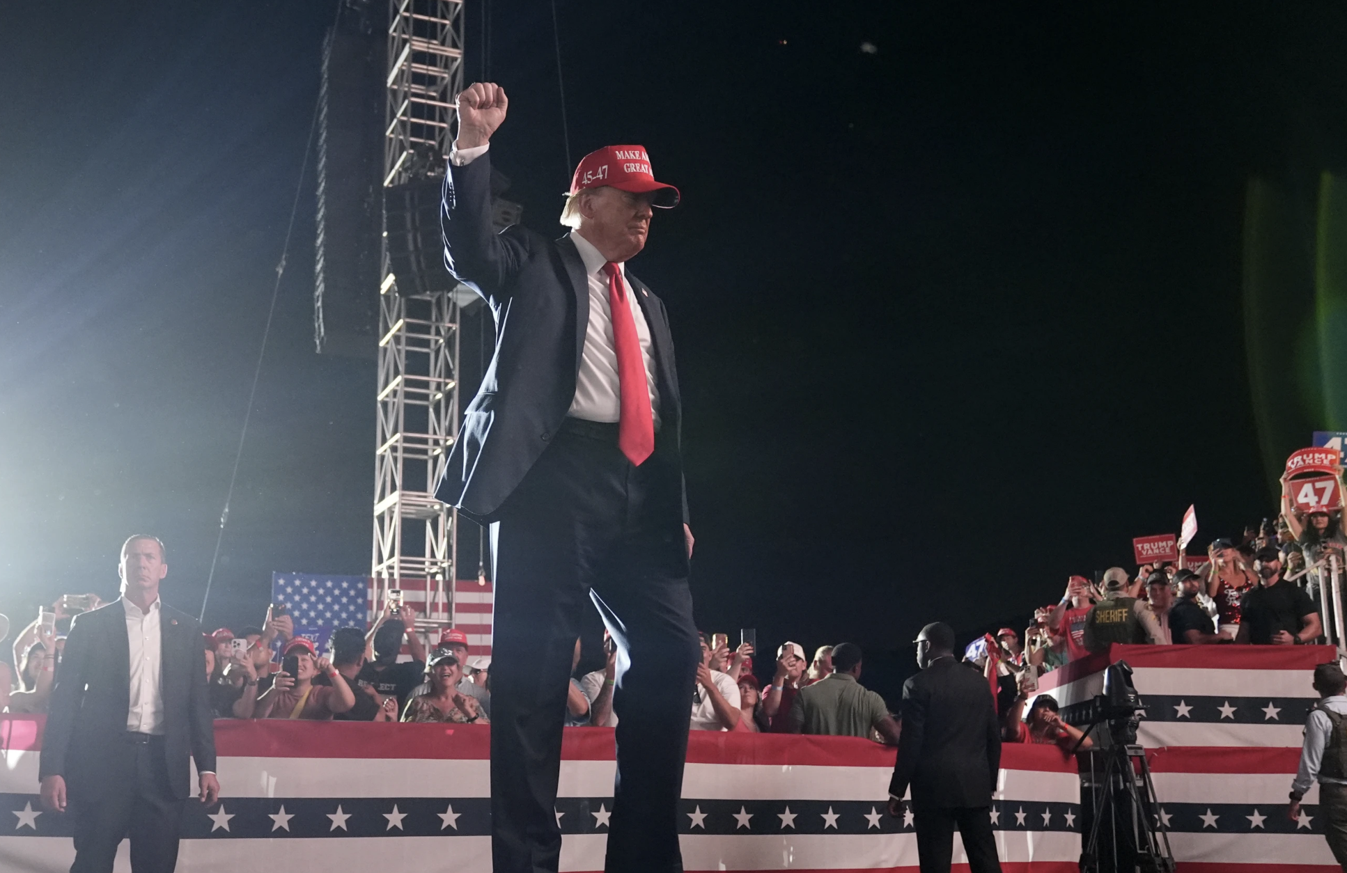 Bắt người tự xưng ph&oacute;ng vi&ecirc;n mang s&uacute;ng tới sự kiện của &ocirc;ng Trump- Ảnh 1.