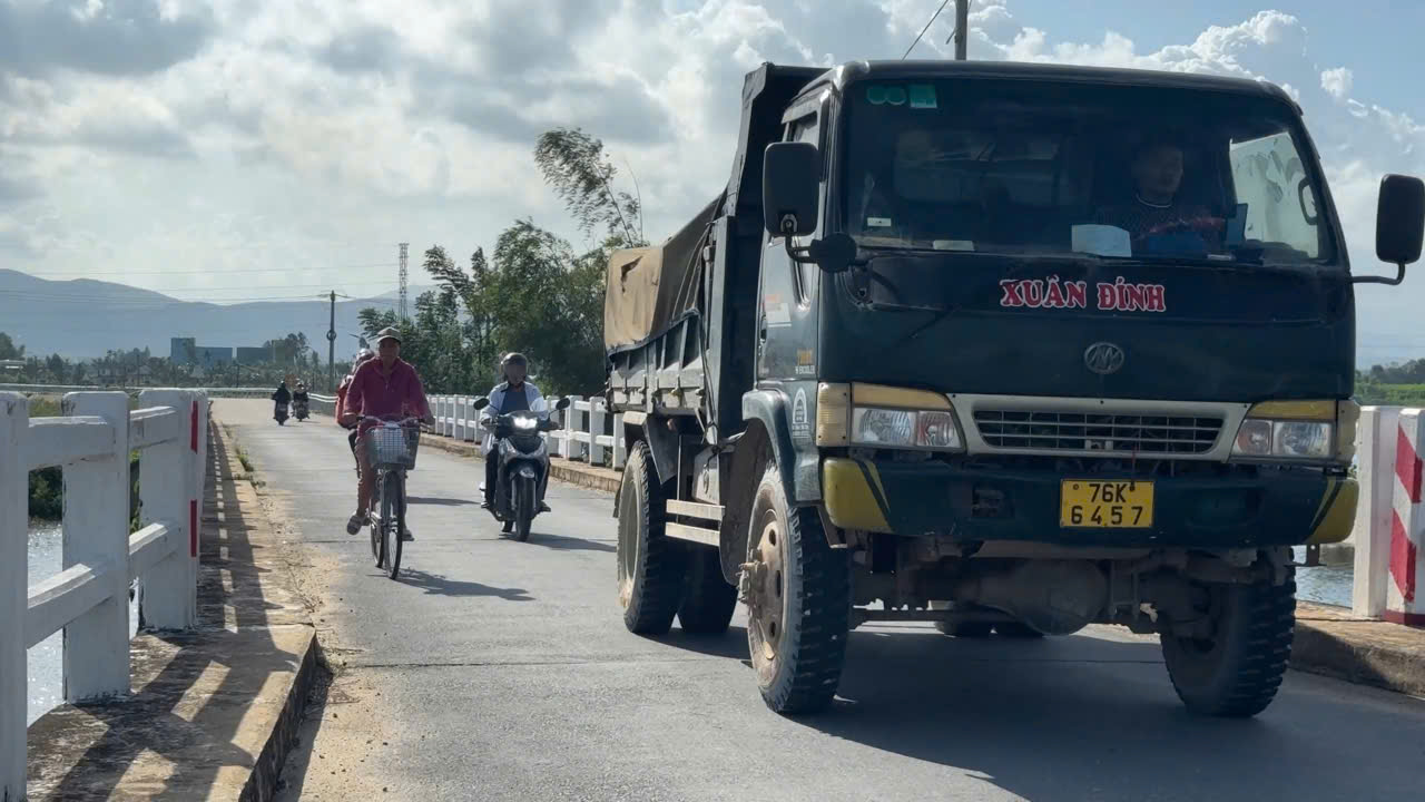 Hàng chục cây cầu "già, yếu" ở Quảng Ngãi vẫn chờ sửa chữa vì... thiếu kinh phí- Ảnh 1. Hàng chục cây cầu "già, yếu" ở Quảng Ngãi vẫn chờ sửa chữa vì... thiếu kinh phí- Ảnh 1.