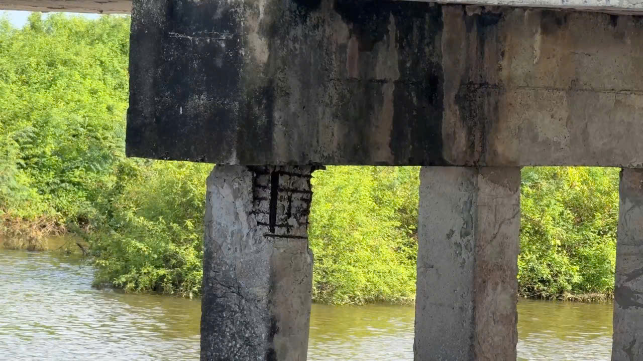 Hàng chục cây cầu "già, yếu" ở Quảng Ngãi vẫn chờ sửa chữa vì... thiếu kinh phí- Ảnh 2. Hàng chục cây cầu "già, yếu" ở Quảng Ngãi vẫn chờ sửa chữa vì... thiếu kinh phí- Ảnh 2.