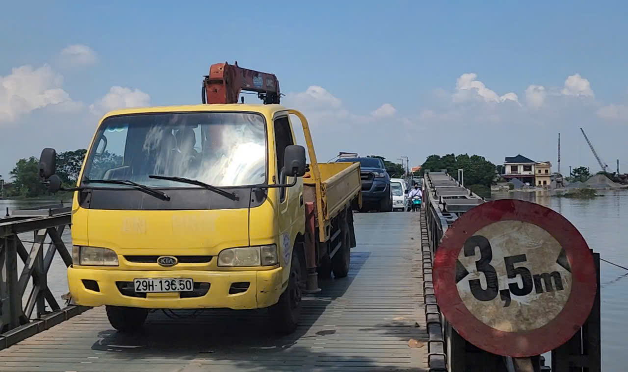 Nam Định: Cầu phao Ninh Cường thông xe trở lại sau sự cố bị đứt- Ảnh 2. Nam Định: Cầu phao Ninh Cường thông xe trở lại sau sự cố bị đứt- Ảnh 2.