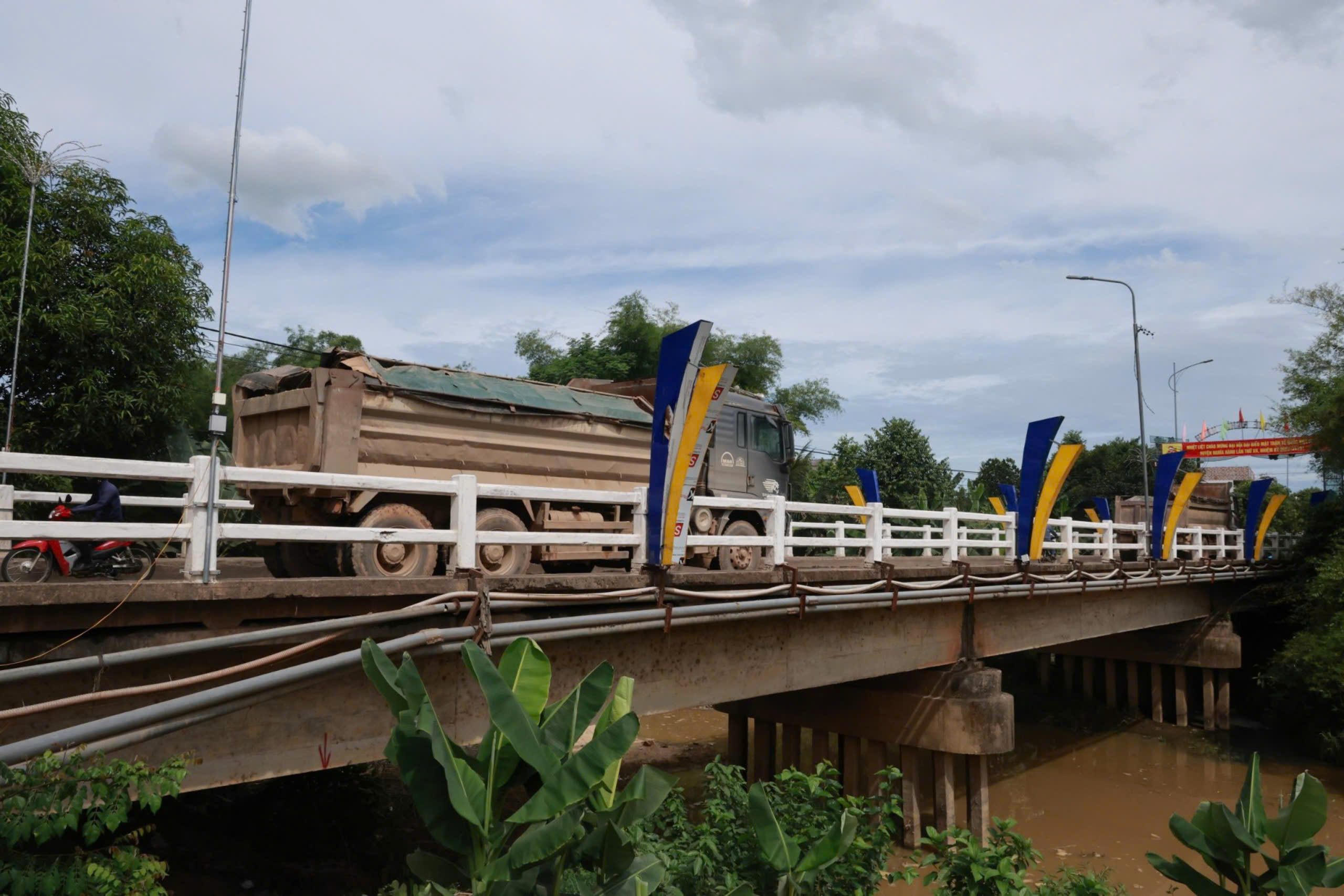 Hàng chục cây cầu "già, yếu" ở Quảng Ngãi vẫn chờ sửa chữa vì... thiếu kinh phí- Ảnh 3. Hàng chục cây cầu "già, yếu" ở Quảng Ngãi vẫn chờ sửa chữa vì... thiếu kinh phí- Ảnh 3.