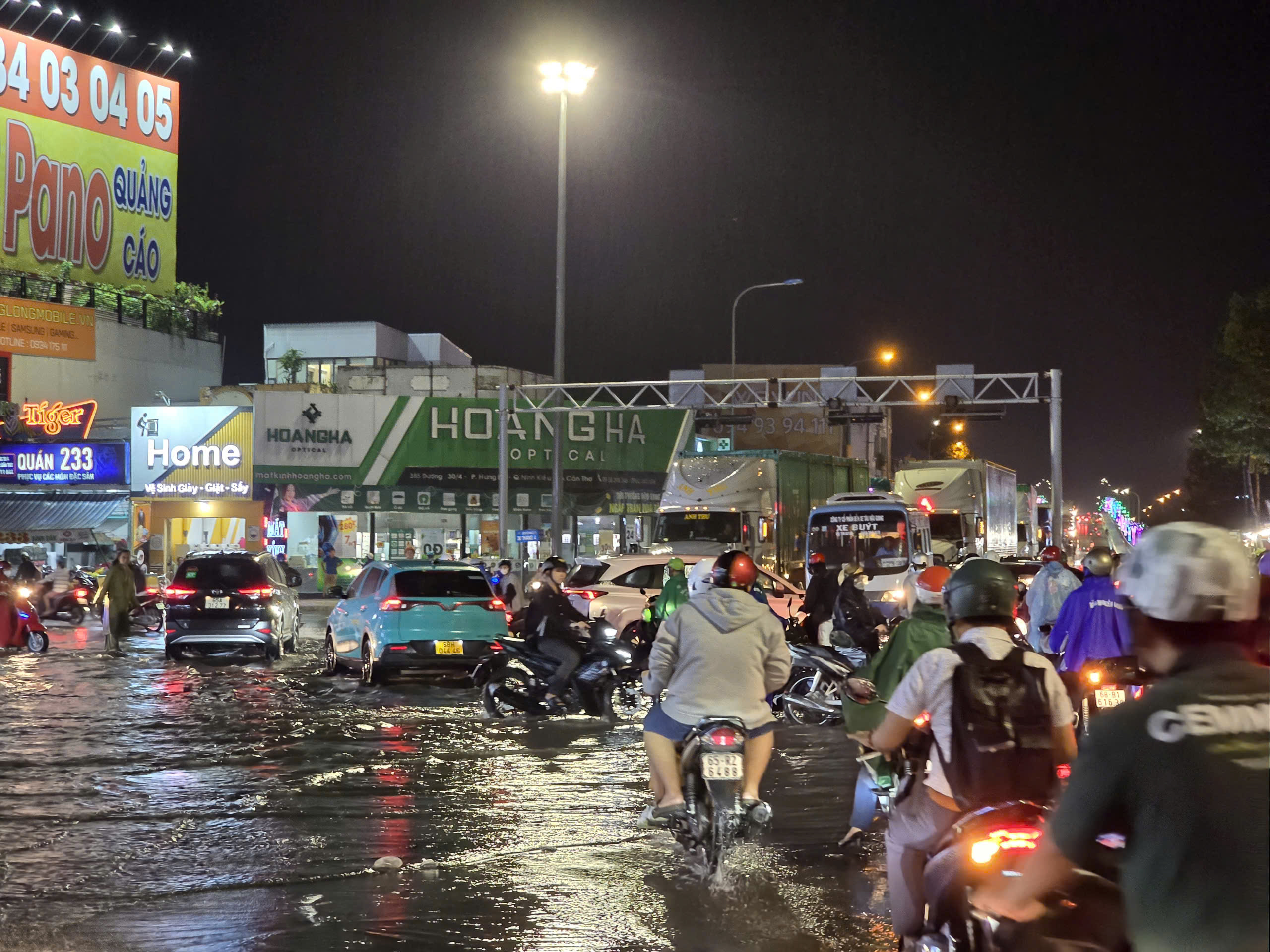 Hàng loạt tuyến đường Cần Thơ ùn tắc giờ cao điểm sau cơn mưa lớn kỷ lục- Ảnh 4. Hàng loạt tuyến đường Cần Thơ ùn tắc giờ cao điểm sau cơn mưa lớn kỷ lục- Ảnh 4.