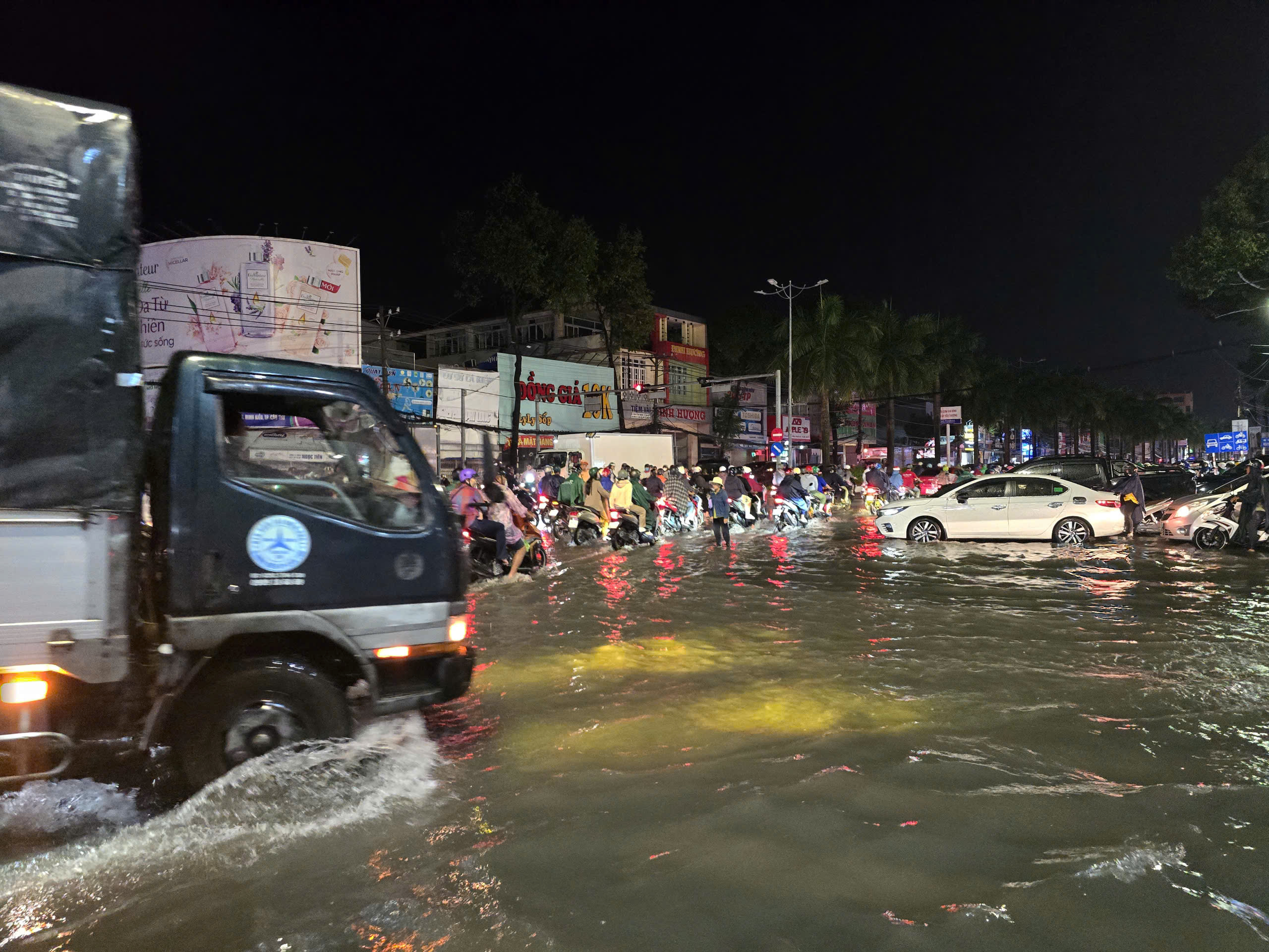 Hàng loạt tuyến đường Cần Thơ ùn tắc giờ cao điểm sau cơn mưa lớn kỷ lục- Ảnh 5. Hàng loạt tuyến đường Cần Thơ ùn tắc giờ cao điểm sau cơn mưa lớn kỷ lục- Ảnh 5.