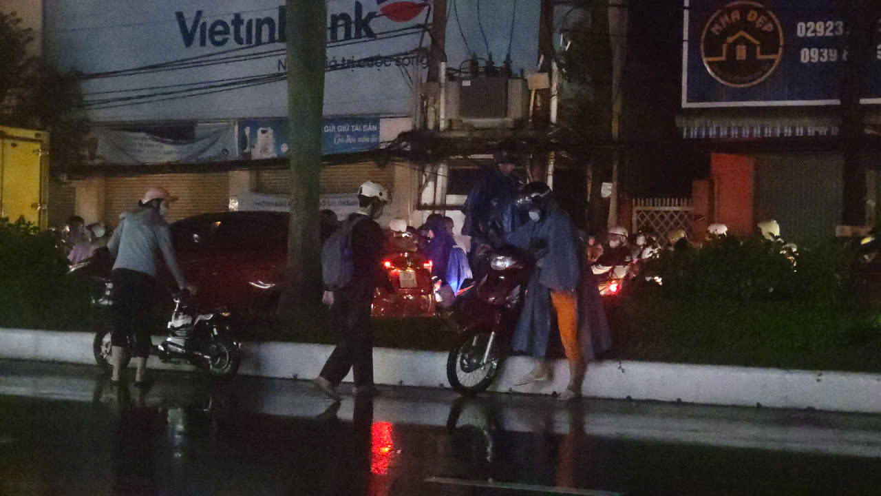 Hàng loạt tuyến đường Cần Thơ ùn tắc giờ cao điểm sau cơn mưa lớn kỷ lục- Ảnh 9. Hàng loạt tuyến đường Cần Thơ ùn tắc giờ cao điểm sau cơn mưa lớn kỷ lục- Ảnh 9.