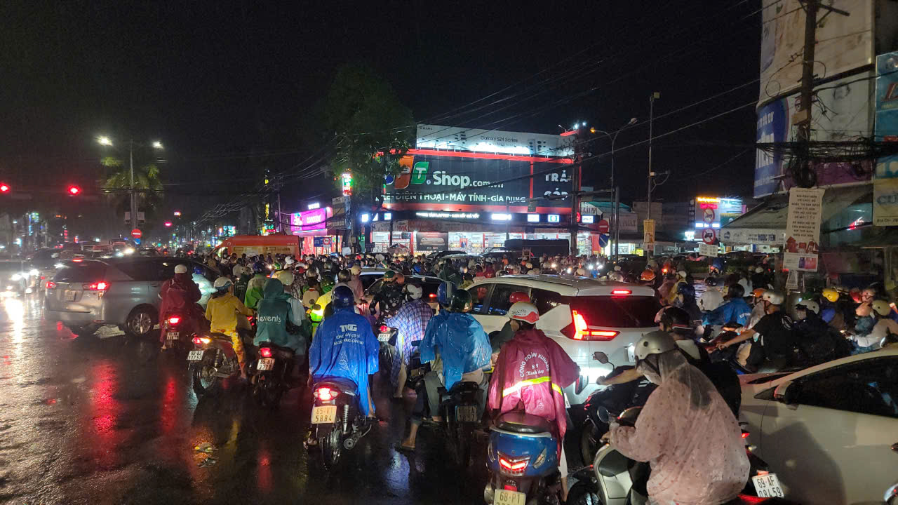 Hàng loạt tuyến đường Cần Thơ ùn tắc giờ cao điểm sau cơn mưa lớn kỷ lục- Ảnh 8. Hàng loạt tuyến đường Cần Thơ ùn tắc giờ cao điểm sau cơn mưa lớn kỷ lục- Ảnh 8.