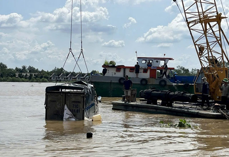 Ng&agrave;nh chức năng đang trục vớt &ocirc; t&ocirc; tải rơi xuống s&ocirc;ng.