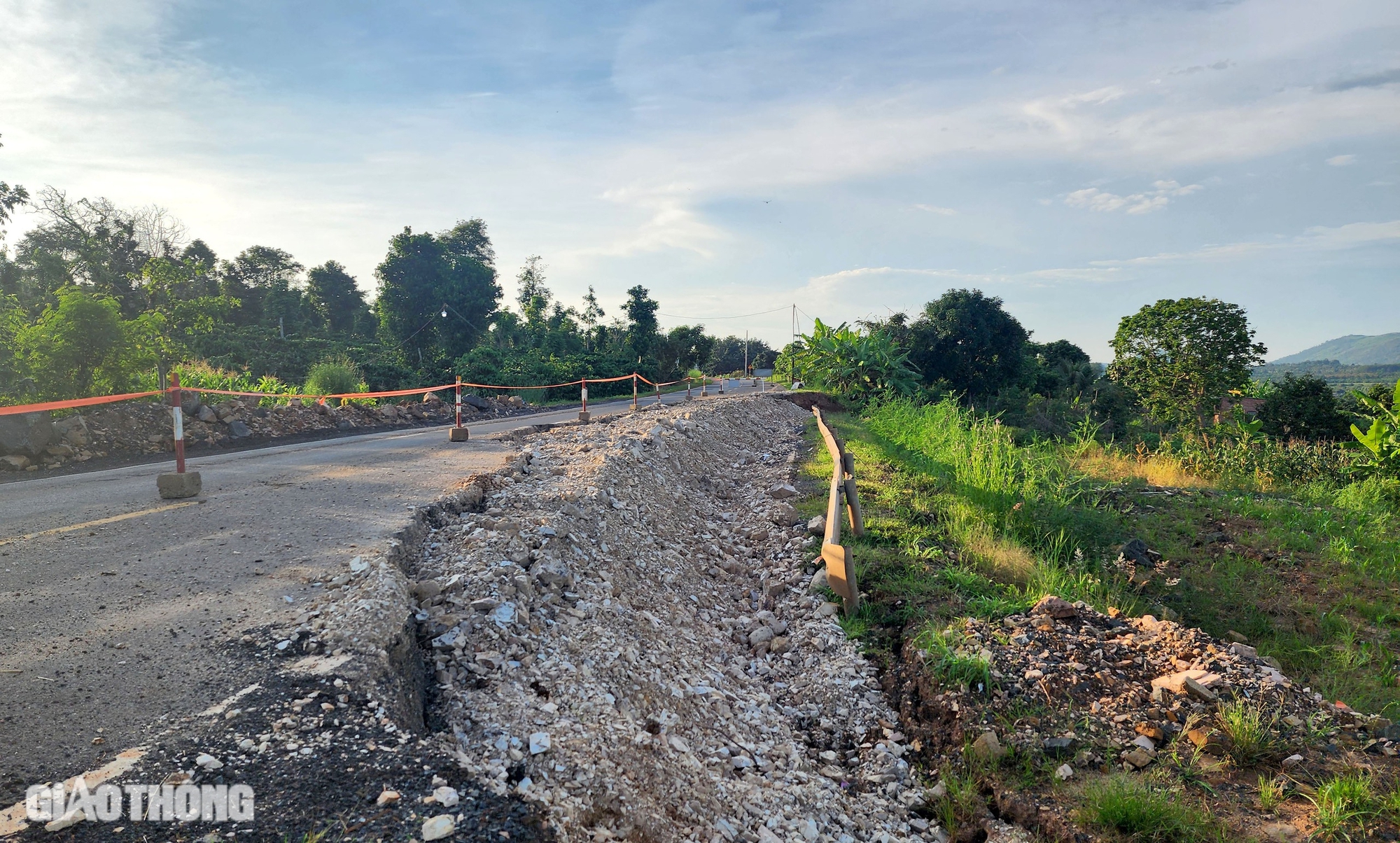 Đường tr&aacute;nh Ea H'leo tiếp tục sạt lở, xử l&yacute; thế n&agrave;o?- Ảnh 3.