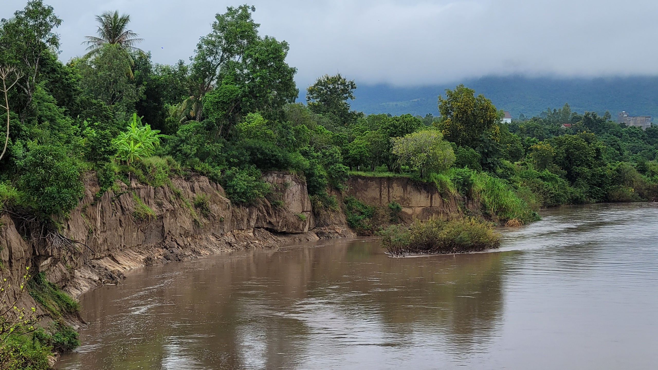 Gia Lai: Sông Ba sạt lở, uy hiếp hơn 800 hộ dân dọc QL25- Ảnh 1. Gia Lai: Sông Ba sạt lở, uy hiếp hơn 800 hộ dân dọc QL25- Ảnh 1.