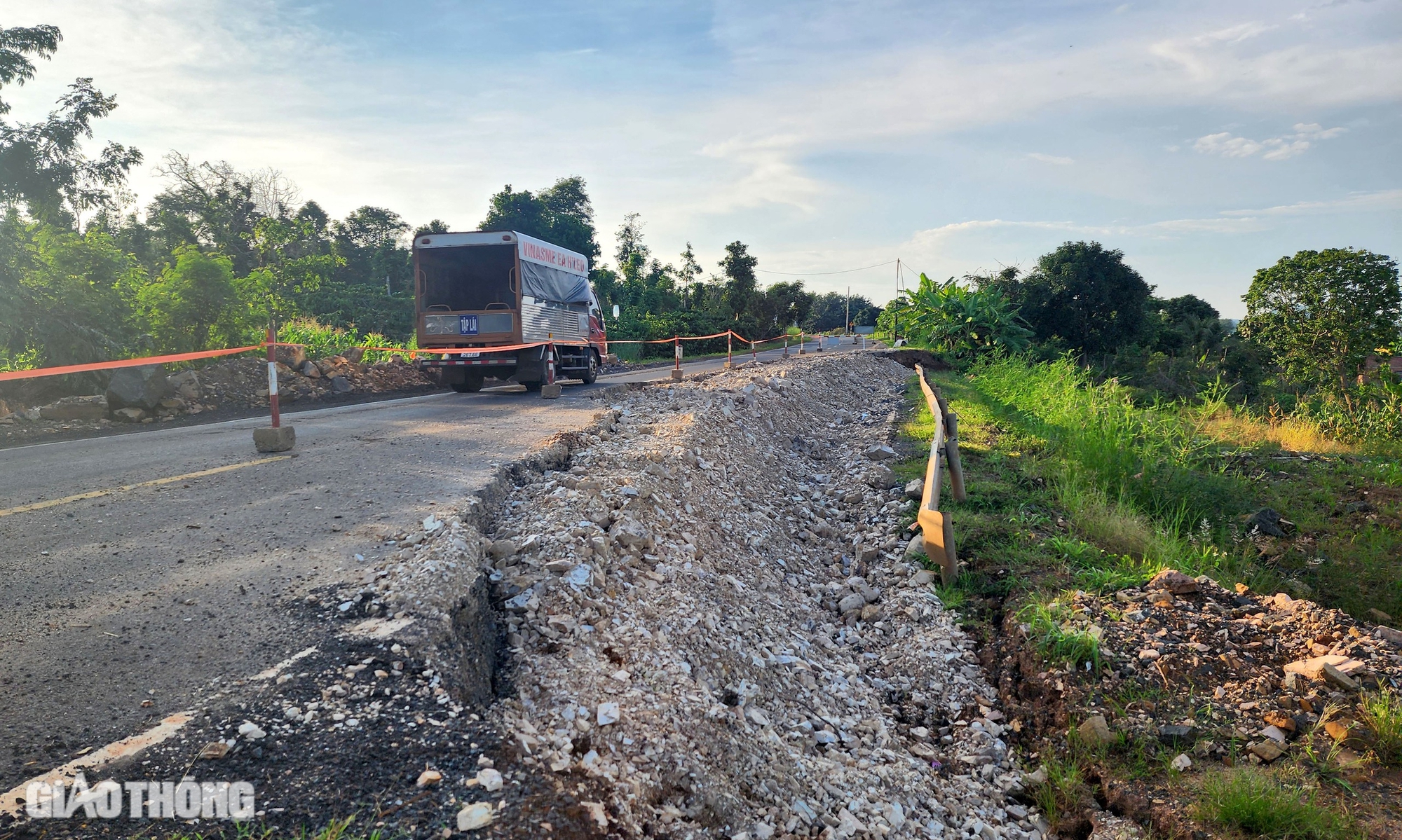 Đường tr&aacute;nh Ea H'leo tiếp tục sạt lở, xử l&yacute; thế n&agrave;o?- Ảnh 1.