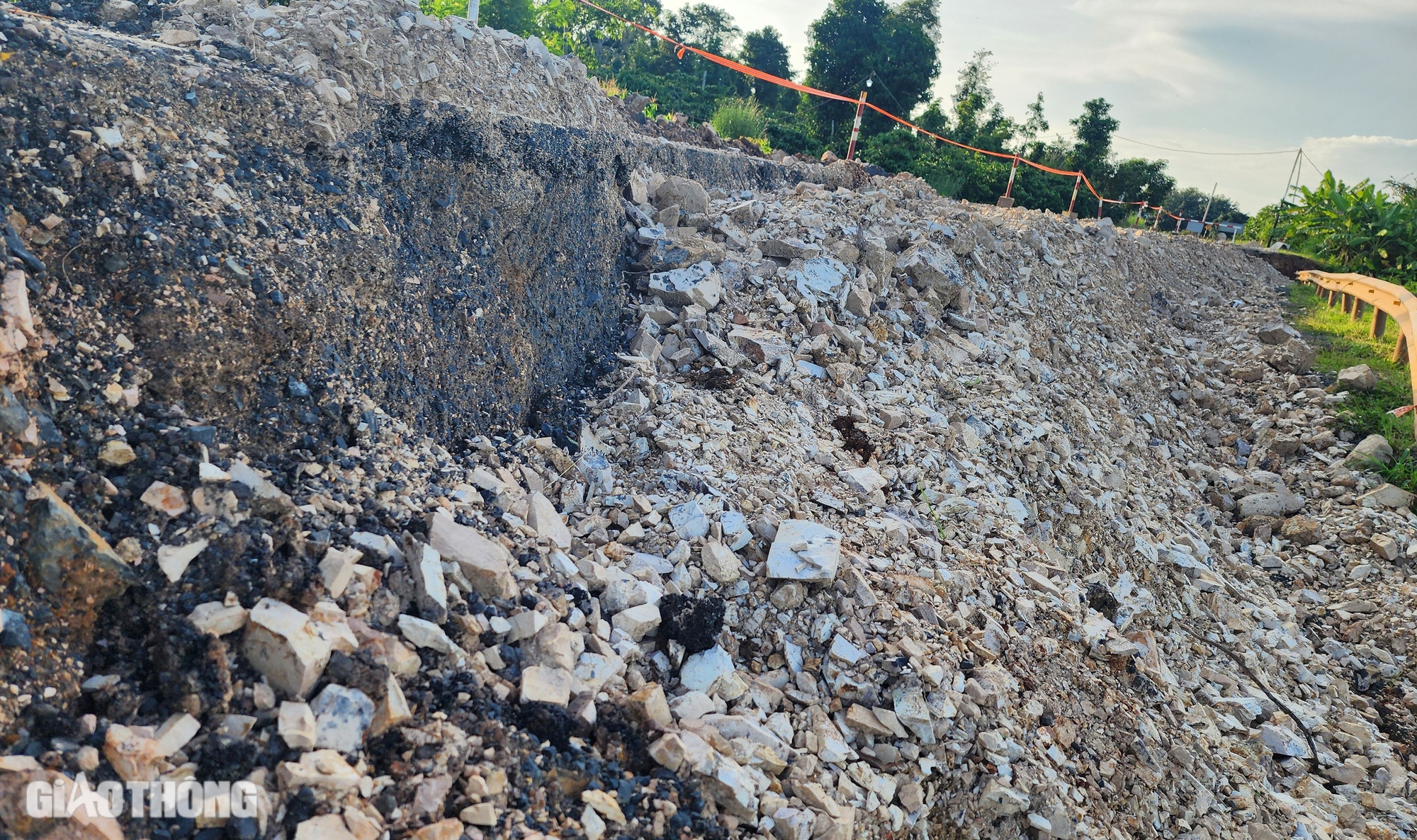 Đường tr&aacute;nh Ea H'leo tiếp tục sạt lở, xử l&yacute; thế n&agrave;o?- Ảnh 2.