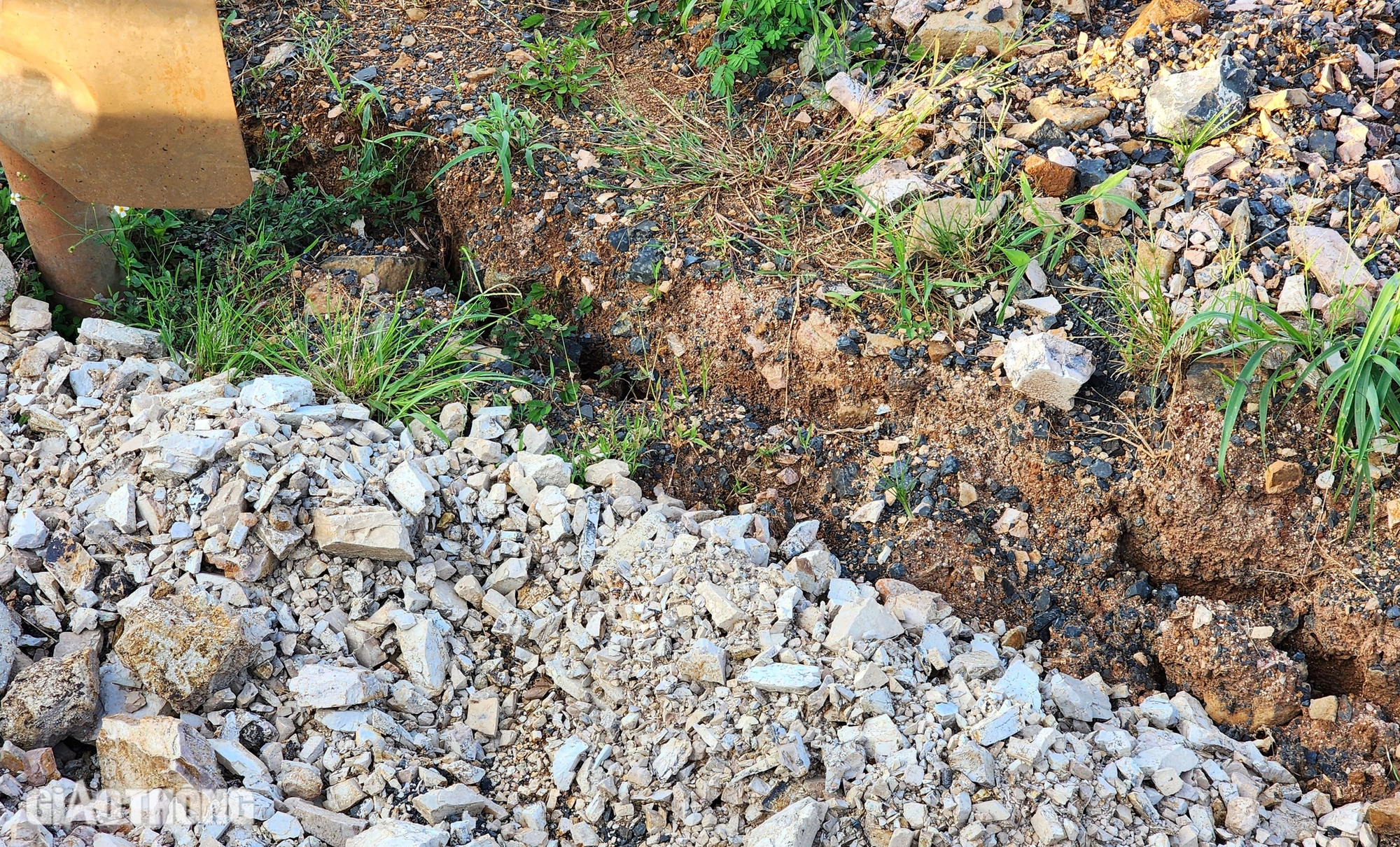 Đường tr&aacute;nh Ea H'leo tiếp tục sạt lở, xử l&yacute; thế n&agrave;o?- Ảnh 4.