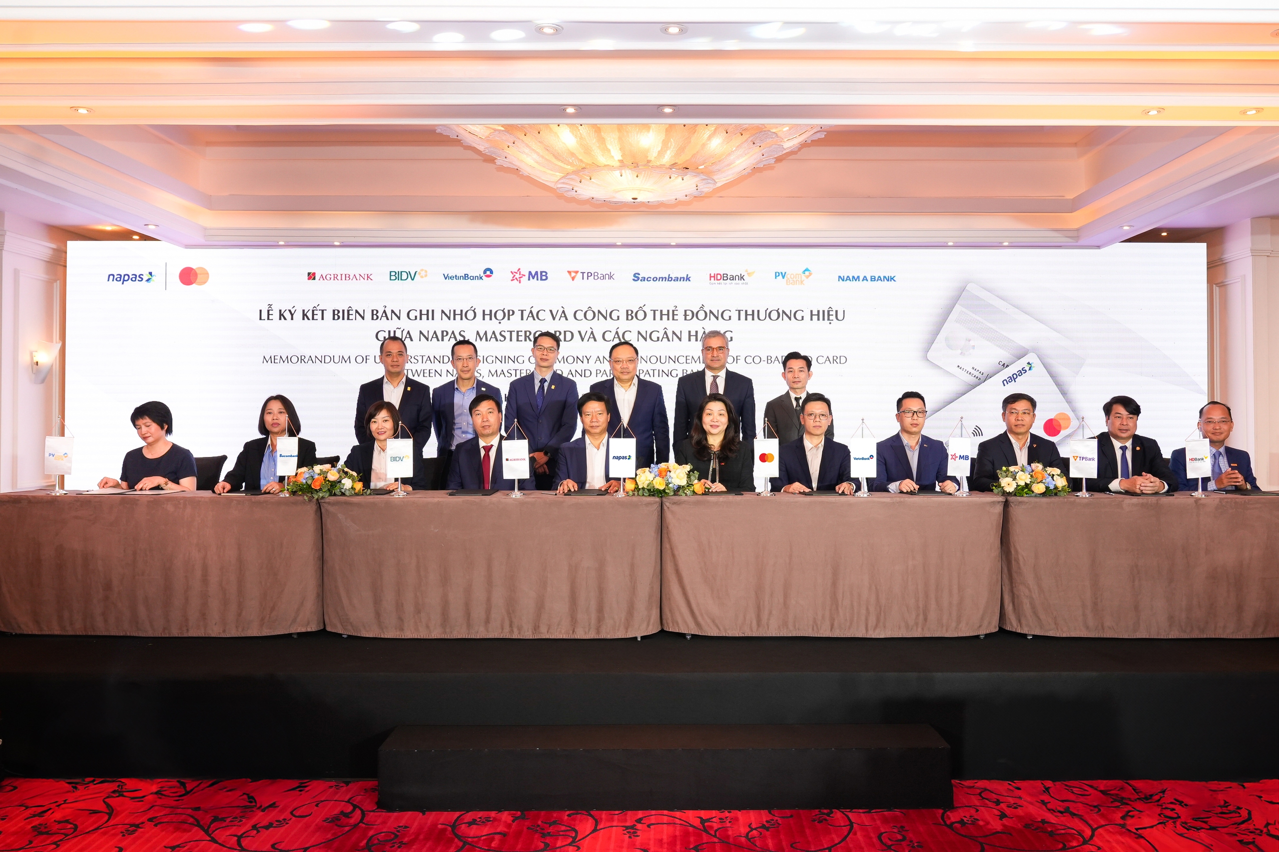 9 ngân hàng đầu tiên tham gia phát hành thẻ đồng thương hiệu NAPAS và Mastercard- Ảnh 1. 9 ngân hàng đầu tiên tham gia phát hành thẻ đồng thương hiệu NAPAS và Mastercard- Ảnh 1.
