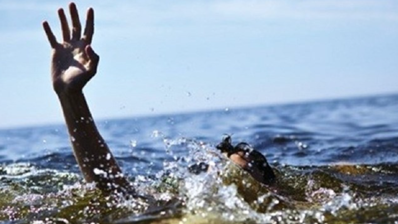 C&agrave; Mau: Học sinh lớp 2 đuối nước tử vong, tr&ecirc;n lưng vẫn đeo cặp s&aacute;ch- Ảnh 1.