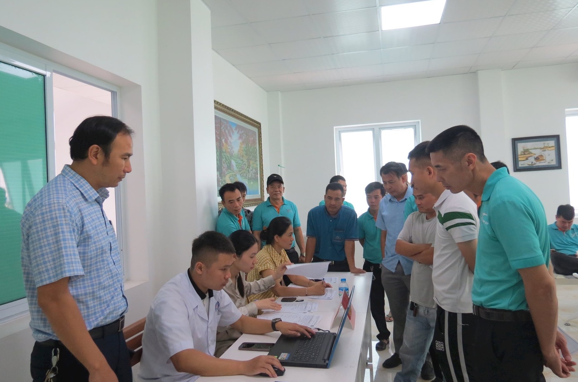 L&aacute;i xe xếp h&agrave;ng chờ kh&aacute;m sức khỏe, test ma t&uacute;y định kỳ- Ảnh 9.