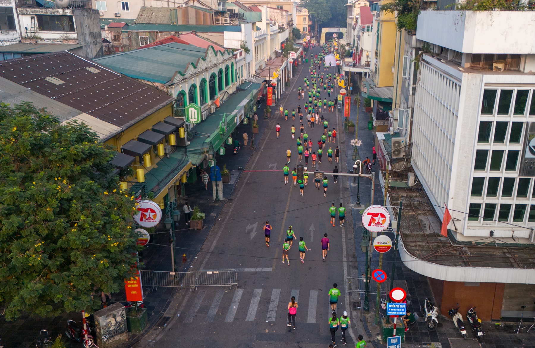 Khoảnh khắc thăng hoa tr&ecirc;n đường chạy m&ugrave;a thu tuyệt đẹp của VPIM 2024- Ảnh 5.