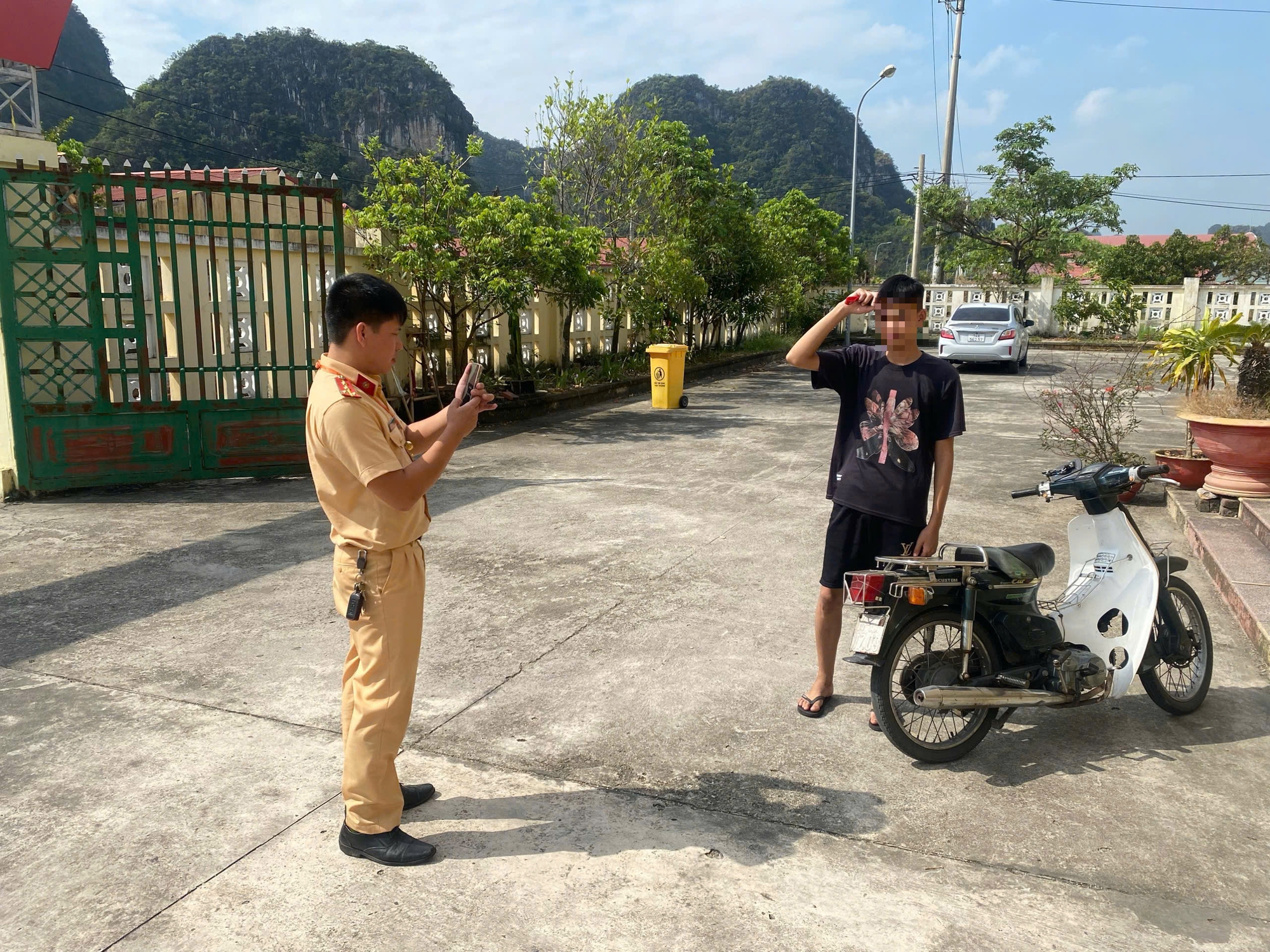 Nhiều kinh nghiệm hay ngăn chặn học sinh "ngổ ng&aacute;o" vi phạm giao th&ocirc;ng ở TP Hạ Long- Ảnh 2.