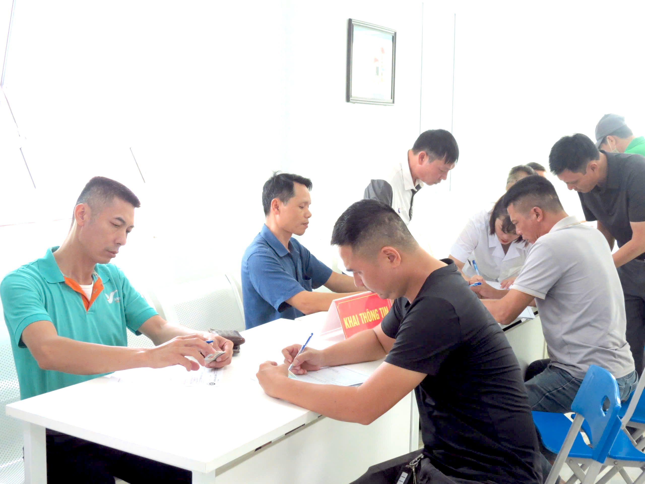 L&aacute;i xe xếp h&agrave;ng chờ kh&aacute;m sức khỏe, test ma t&uacute;y định kỳ- Ảnh 4.