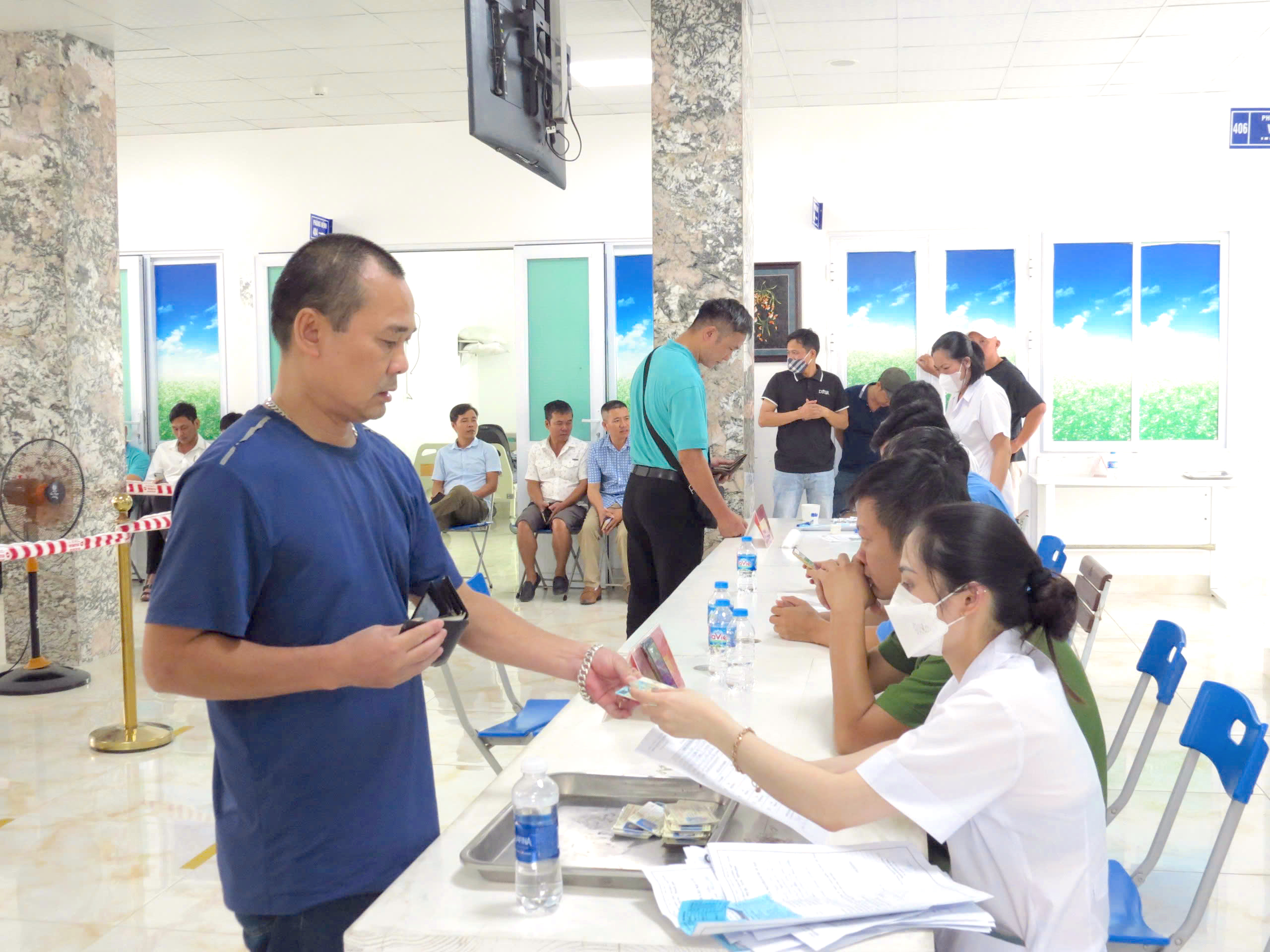 L&aacute;i xe xếp h&agrave;ng chờ kh&aacute;m sức khỏe, test ma t&uacute;y định kỳ- Ảnh 1.