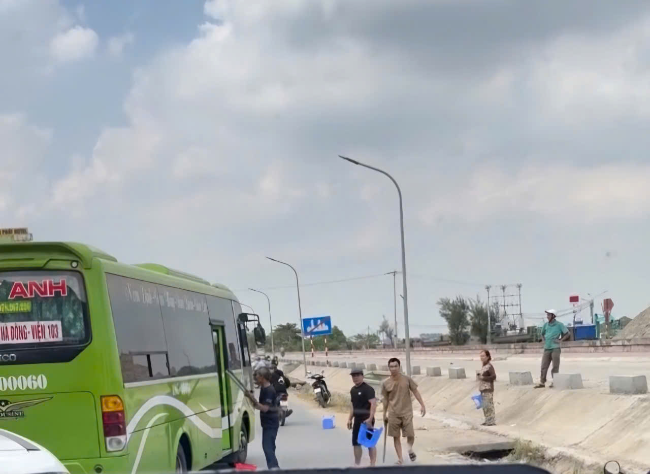 Xử l&yacute; nh&oacute;m đối tượng chặn đường đ&aacute;nh t&agrave;i xế v&agrave; phụ xe kh&aacute;ch tại Nam Định- Ảnh 1.