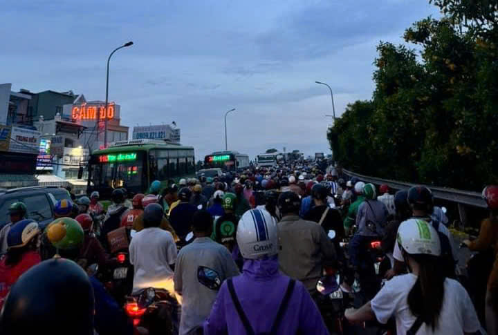 Đi giao đồ ăn, nam shipper tử vong sau va chạm với xe đầu kéo- Ảnh 2. Đi giao đồ ăn, nam shipper tử vong sau va chạm với xe đầu kéo- Ảnh 2.