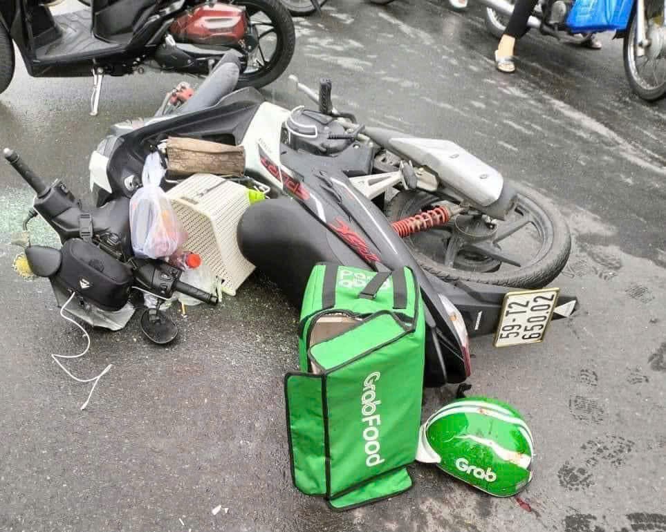 Đi giao đồ ăn, nam shipper tử vong sau va chạm với xe đầu kéo- Ảnh 1. Đi giao đồ ăn, nam shipper tử vong sau va chạm với xe đầu kéo- Ảnh 1.