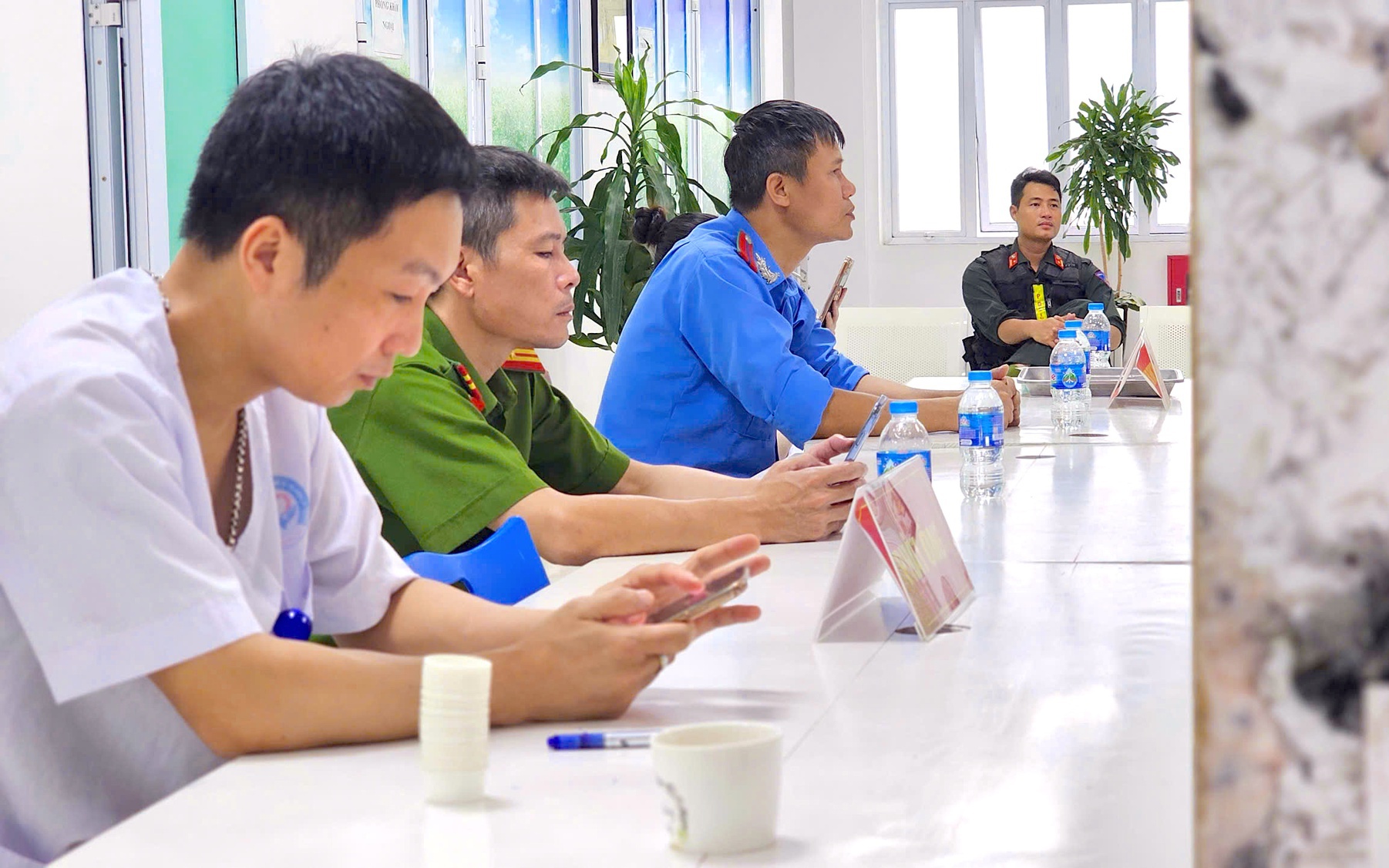 Hải Dương phát hiện 5 lái xe dương tính với ma túy qua kiểm tra sức khỏe - Ảnh 2. Lái xe xếp hàng chờ khám sức khỏe, test ma túy định kỳ