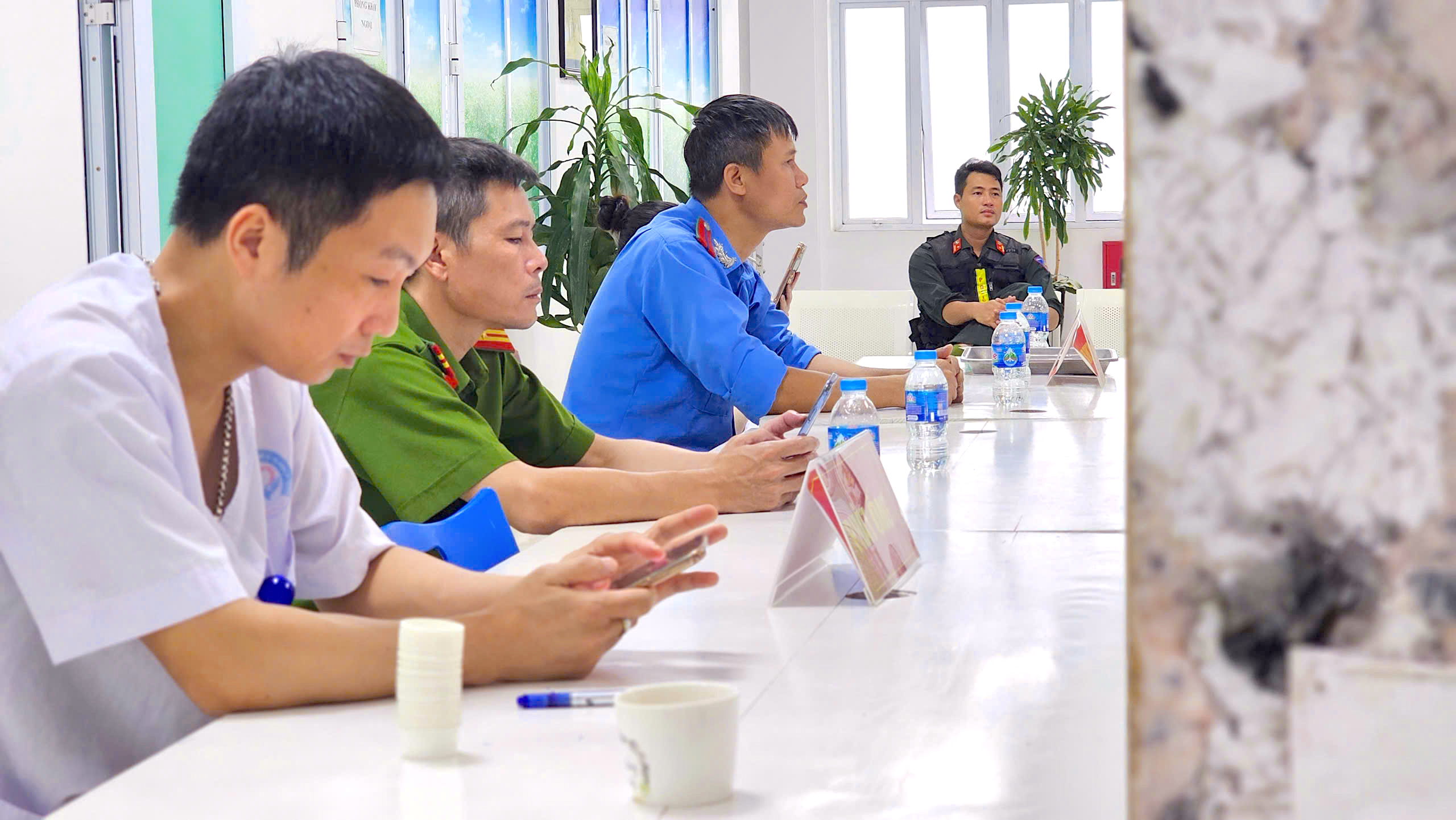 L&aacute;i xe xếp h&agrave;ng chờ kh&aacute;m sức khỏe, test ma t&uacute;y định kỳ- Ảnh 5.