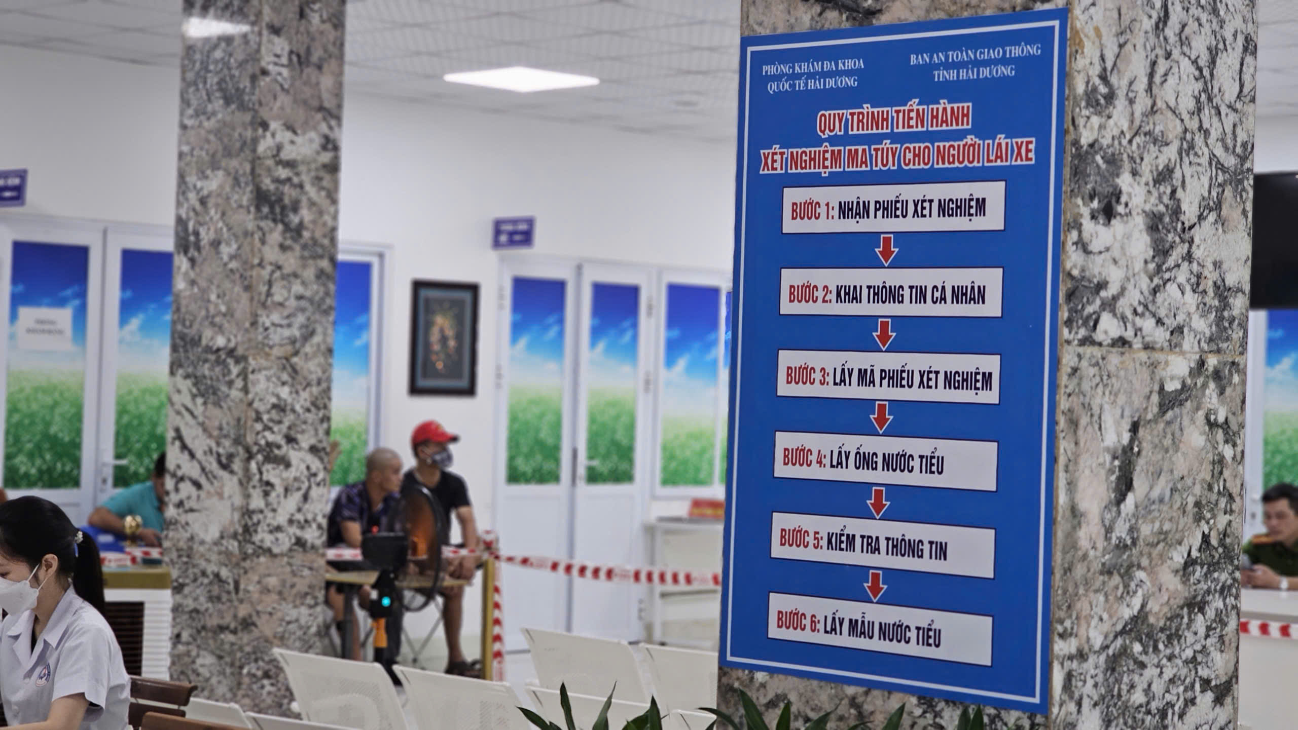 L&aacute;i xe xếp h&agrave;ng chờ kh&aacute;m sức khỏe, test ma t&uacute;y định kỳ- Ảnh 3.