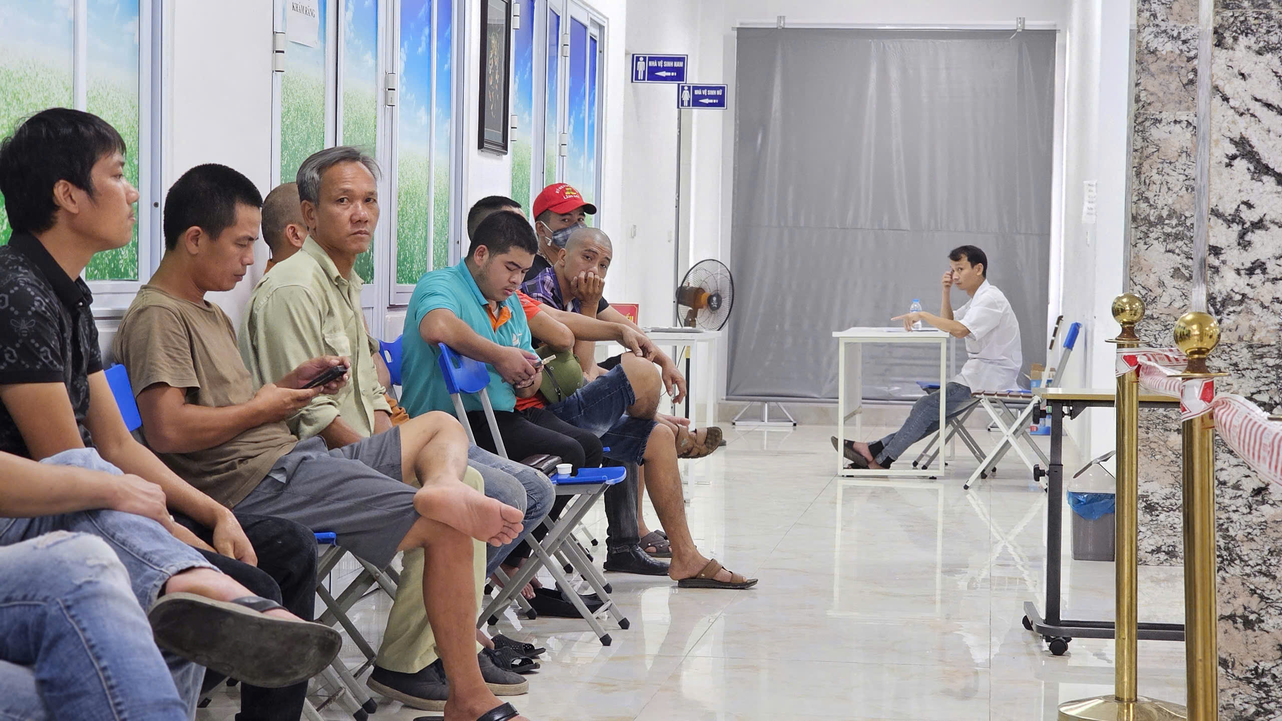 L&aacute;i xe xếp h&agrave;ng chờ kh&aacute;m sức khỏe, test ma t&uacute;y định kỳ- Ảnh 8.