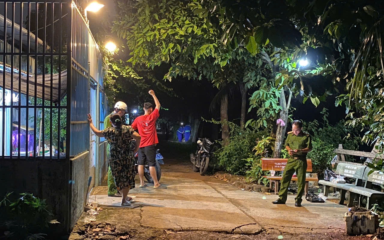 Người đ&agrave;n &ocirc;ng tử vong b&ecirc;n bờ s&ocirc;ng V&agrave;m Thuật