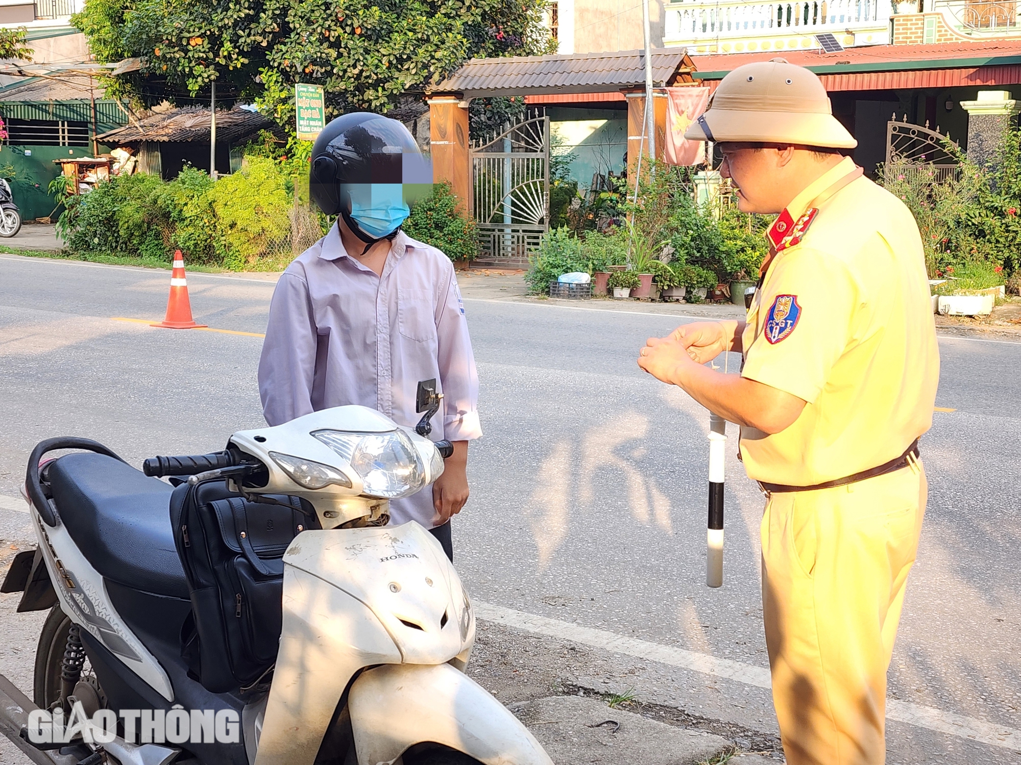 Tuy&ecirc;n Quang: Học sinh nghi&ecirc;m chỉnh chấp h&agrave;nh sau nhiều lần CSGT kiểm tra, xử l&yacute;- Ảnh 4.