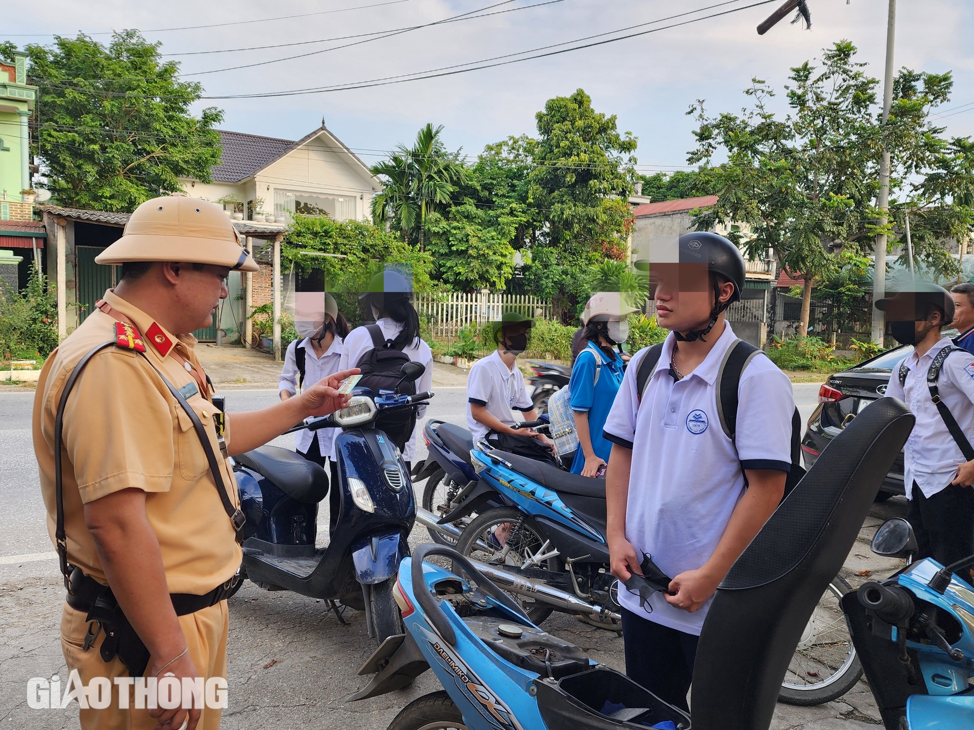 Tuy&ecirc;n Quang: Học sinh nghi&ecirc;m chỉnh chấp h&agrave;nh sau nhiều lần CSGT kiểm tra, xử l&yacute;- Ảnh 3.