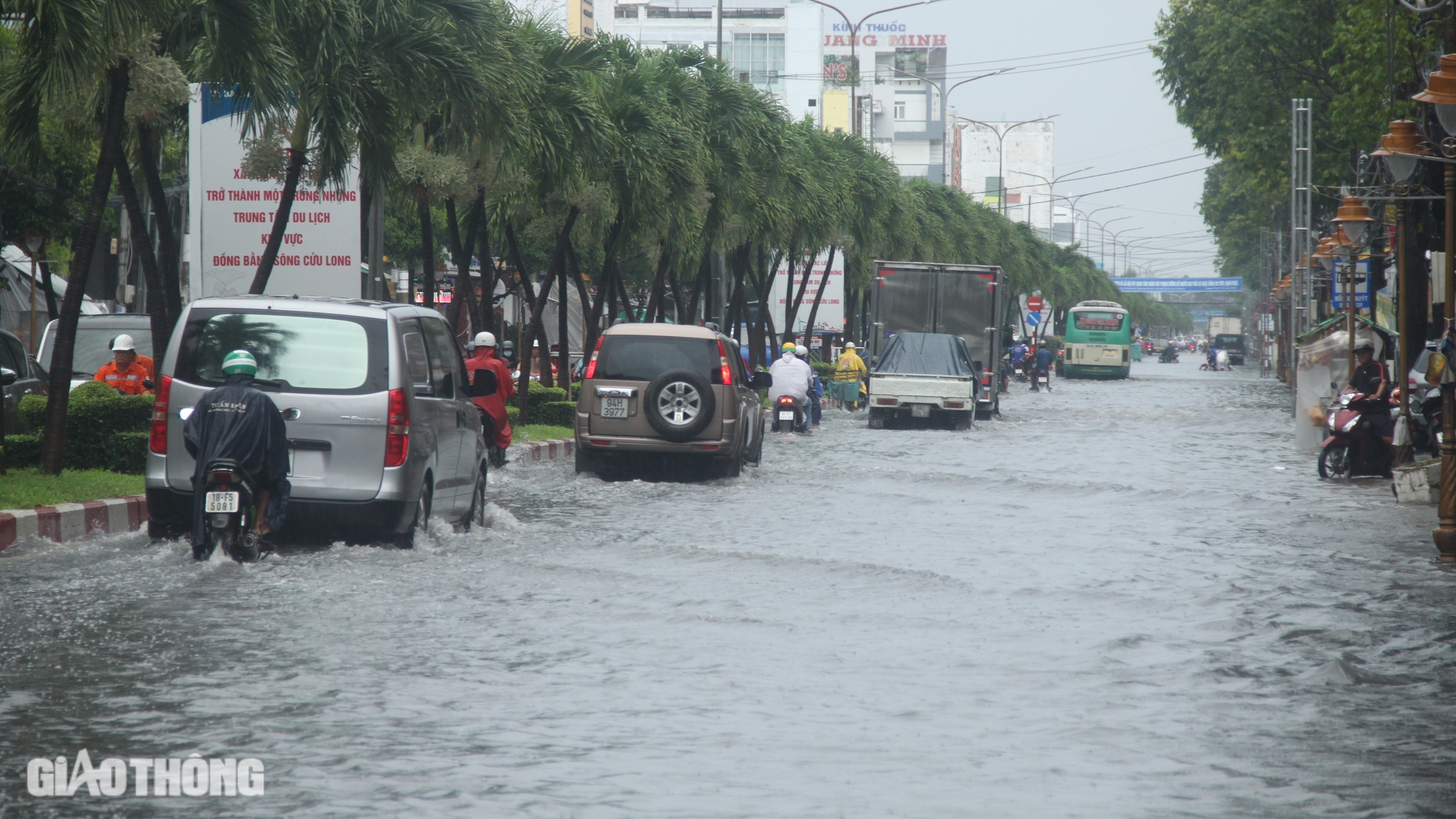 Mưa lớn k&eacute;o d&agrave;i, nhiều tuyến đường th&agrave;nh phố Bạc Li&ecirc;u ngập s&acirc;u- Ảnh 1.