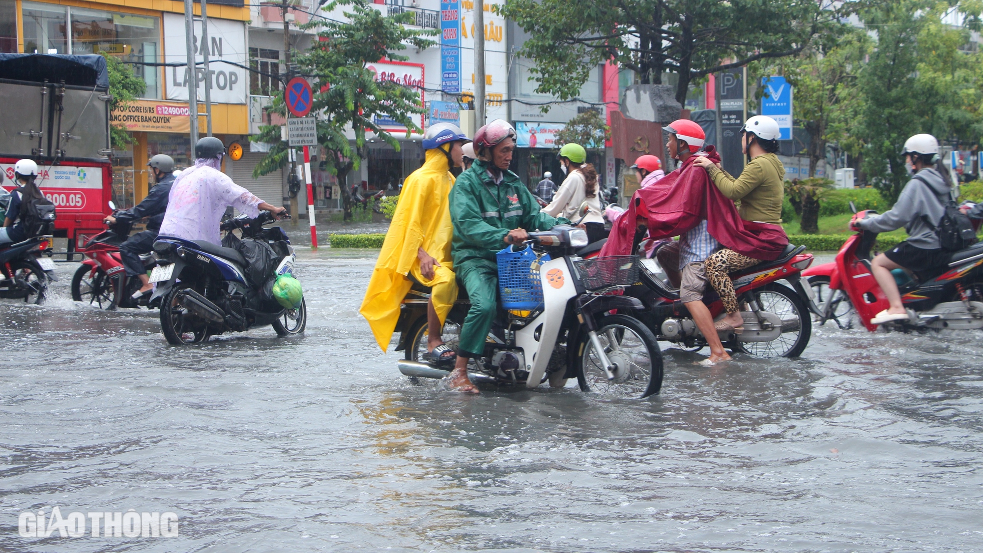 Mưa lớn k&eacute;o d&agrave;i, nhiều tuyến đường th&agrave;nh phố Bạc Li&ecirc;u ngập s&acirc;u- Ảnh 9.