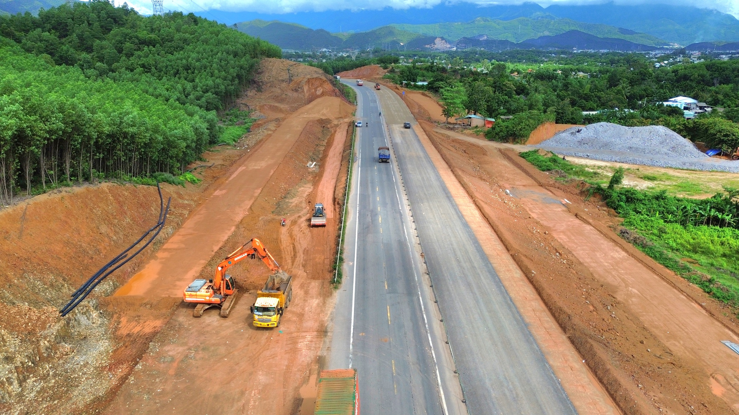 Lo chậm tiến độ cao tốc H&ograve;a Li&ecirc;n - T&uacute;y Loan do thiếu đ&aacute;, vướng mặt bằng- Ảnh 3.