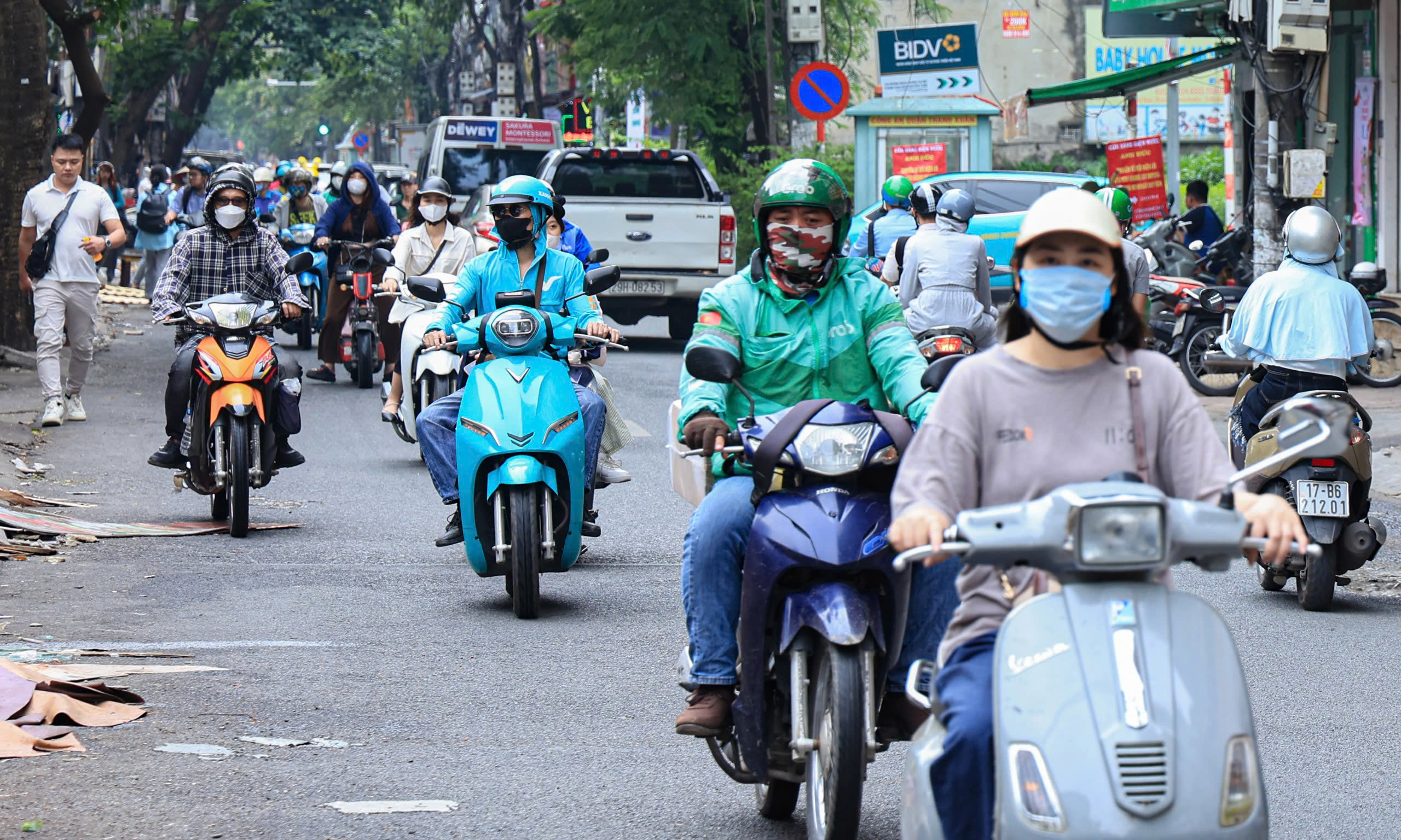 H&agrave; Nội: Cận cảnh người d&acirc;n dỡ nh&agrave;, giao mặt bằng mở rộng đường Nguyễn Tu&acirc;n- Ảnh 4.