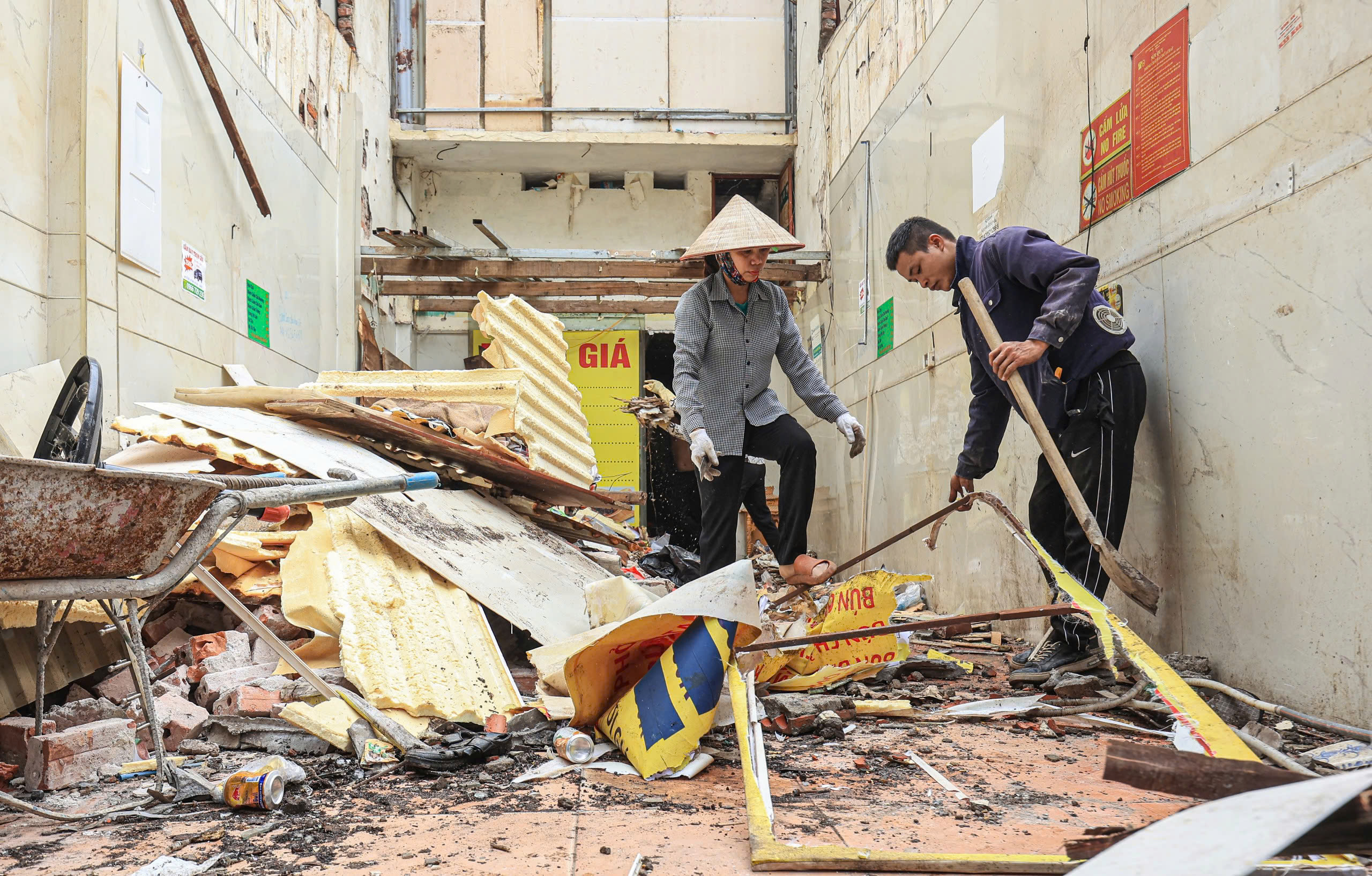 H&agrave; Nội: Cận cảnh người d&acirc;n dỡ nh&agrave;, giao mặt bằng mở rộng đường Nguyễn Tu&acirc;n- Ảnh 6.