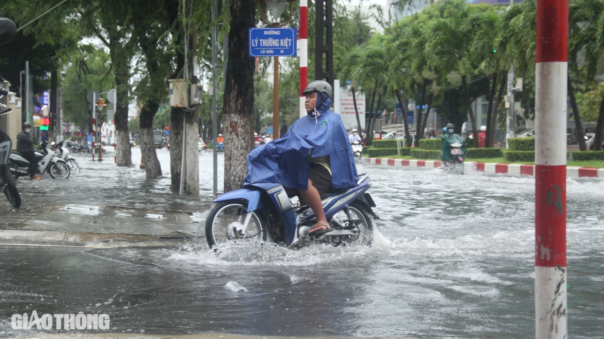 Mưa lớn k&eacute;o d&agrave;i, nhiều tuyến đường th&agrave;nh phố Bạc Li&ecirc;u ngập s&acirc;u- Ảnh 5.