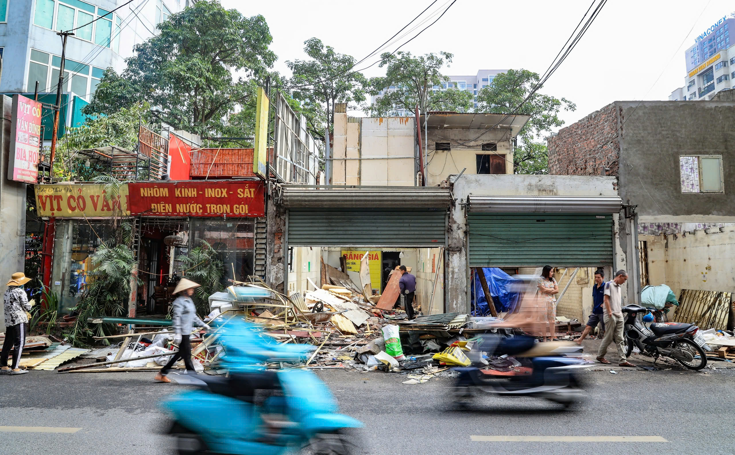 H&agrave; Nội: Cận cảnh người d&acirc;n dỡ nh&agrave;, giao mặt bằng mở rộng đường Nguyễn Tu&acirc;n- Ảnh 8.