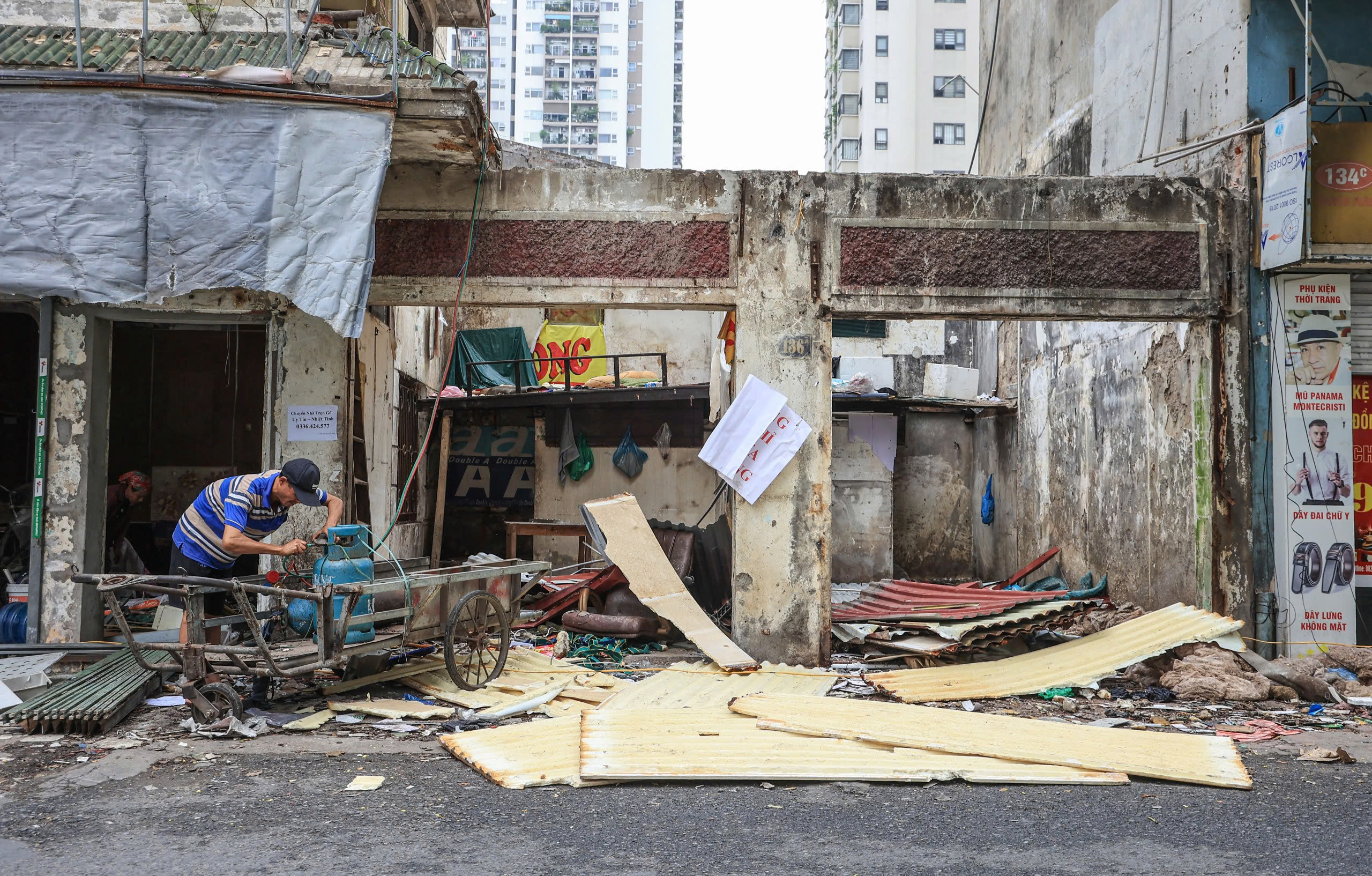 H&agrave; Nội: Cận cảnh người d&acirc;n dỡ nh&agrave;, giao mặt bằng mở rộng đường Nguyễn Tu&acirc;n- Ảnh 9.