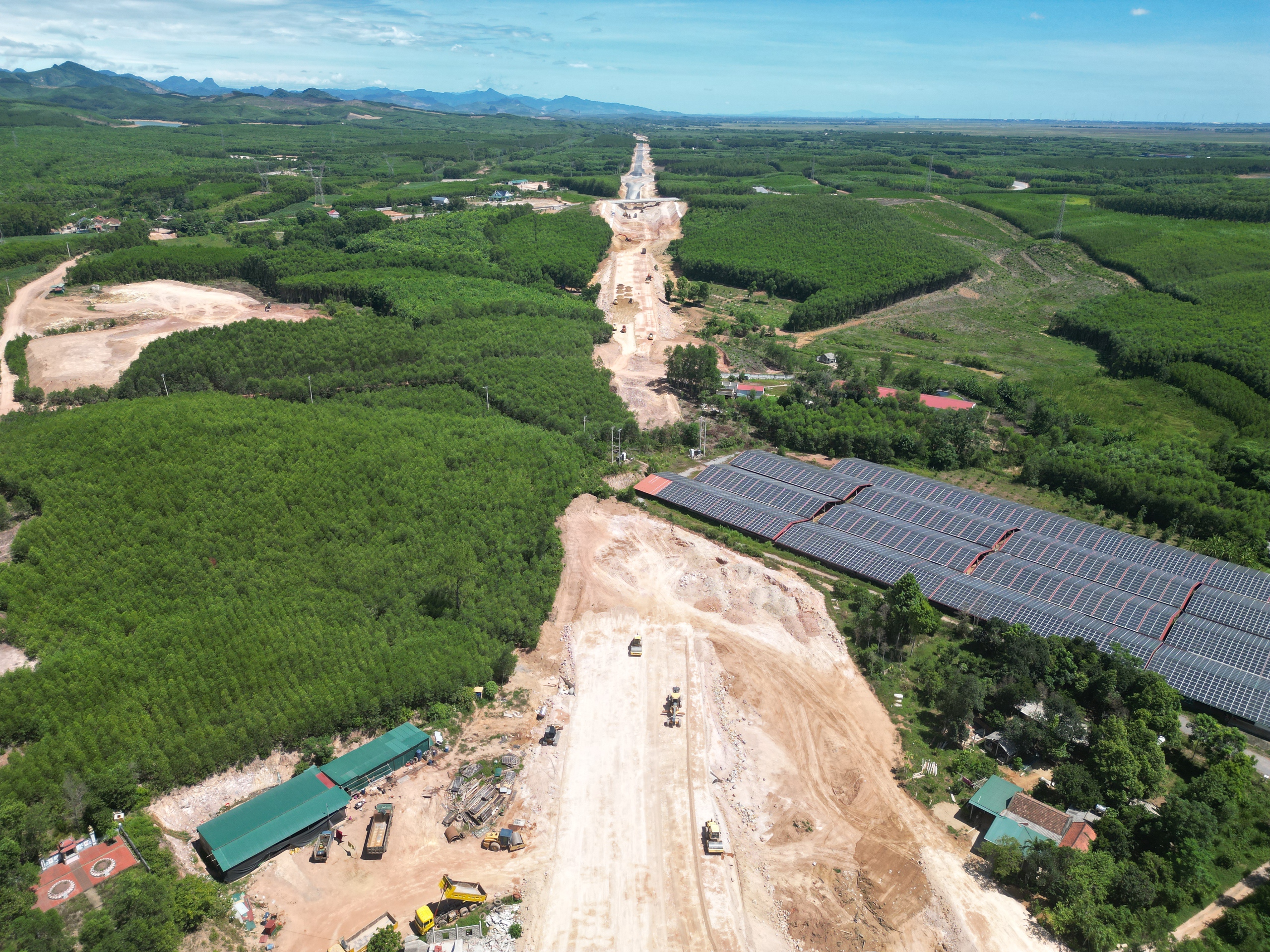 Mặt bằng chưa th&ocirc;ng, thời tiết xấu cản tiến độ cao tốc qua Quảng B&igrave;nh- Ảnh 2.