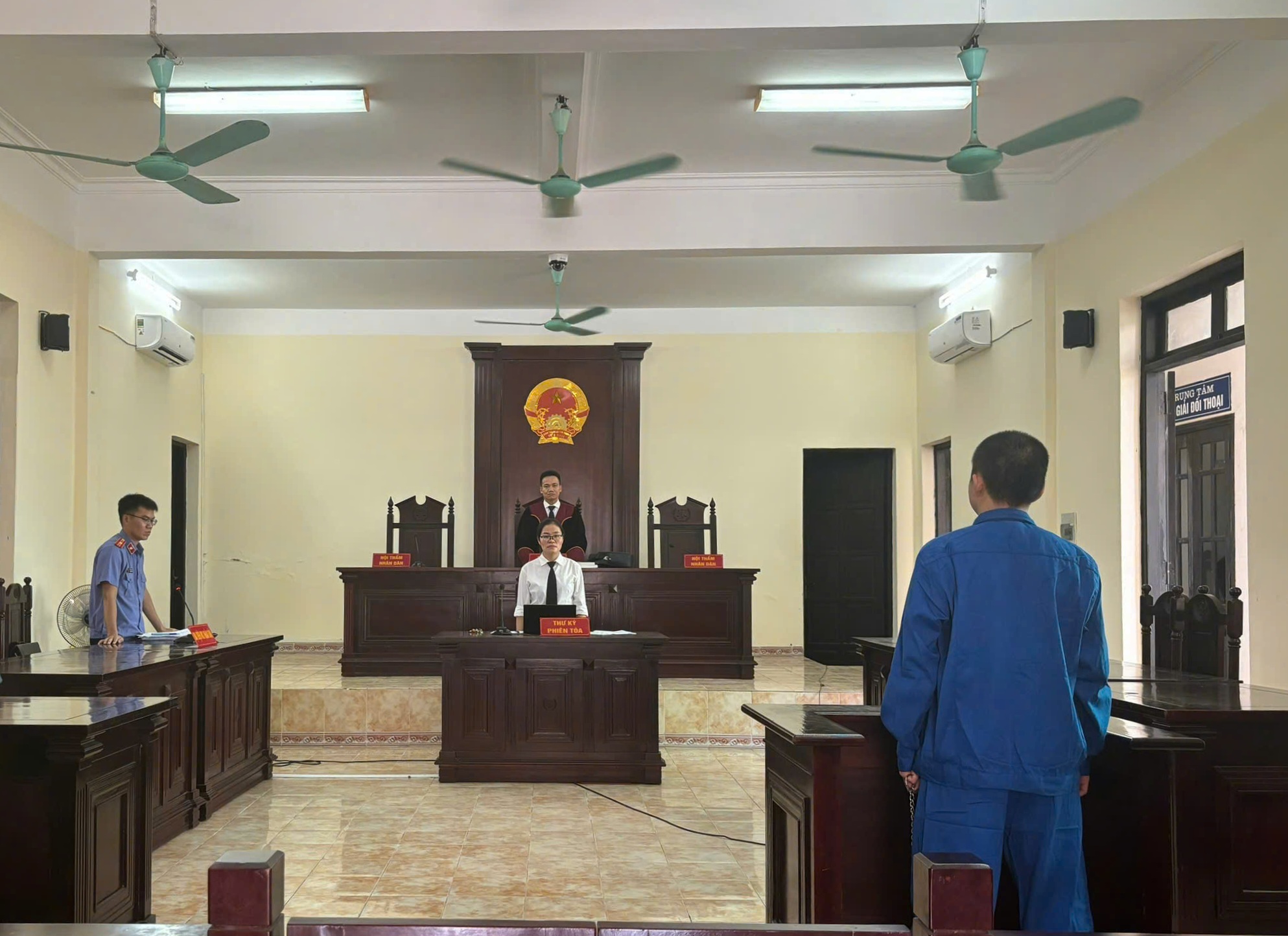 T&agrave;i xế vượt đ&egrave;n đỏ, hất CSGT l&ecirc;n nắp capo rồi bỏ chạy lĩnh 27 th&aacute;ng t&ugrave;- Ảnh 2.