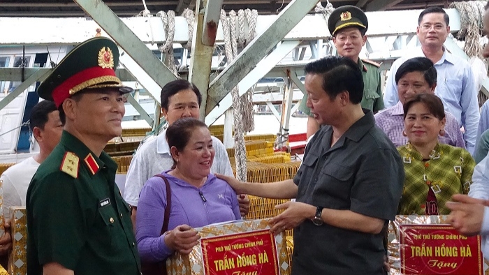 Ph&oacute; thủ tướng Trần Hồng H&agrave; tặng qu&agrave; cho ngư d&acirc;n C&agrave; Mau- Ảnh 1.
