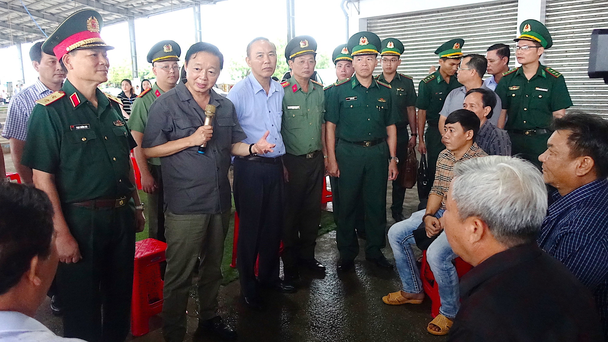 Ph&oacute; thủ tướng Trần Hồng H&agrave; tặng qu&agrave; cho ngư d&acirc;n C&agrave; Mau- Ảnh 2.