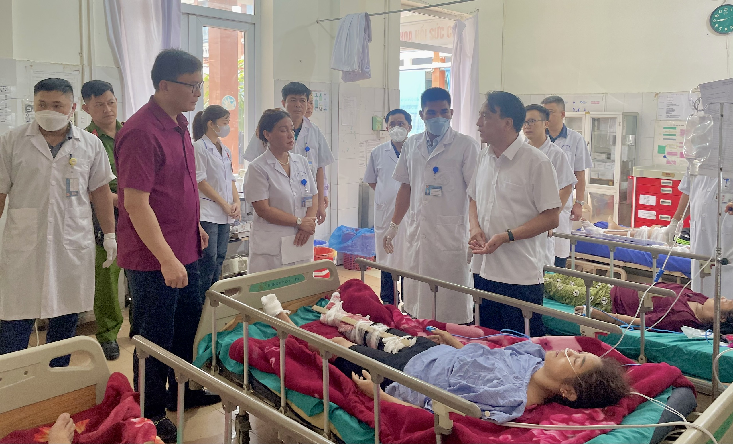Sức khoẻ c&aacute;c nạn nh&acirc;n vụ xe kh&aacute;ch mất l&aacute;i ở Điện Bi&ecirc;n hiện ra sao?- Ảnh 1.