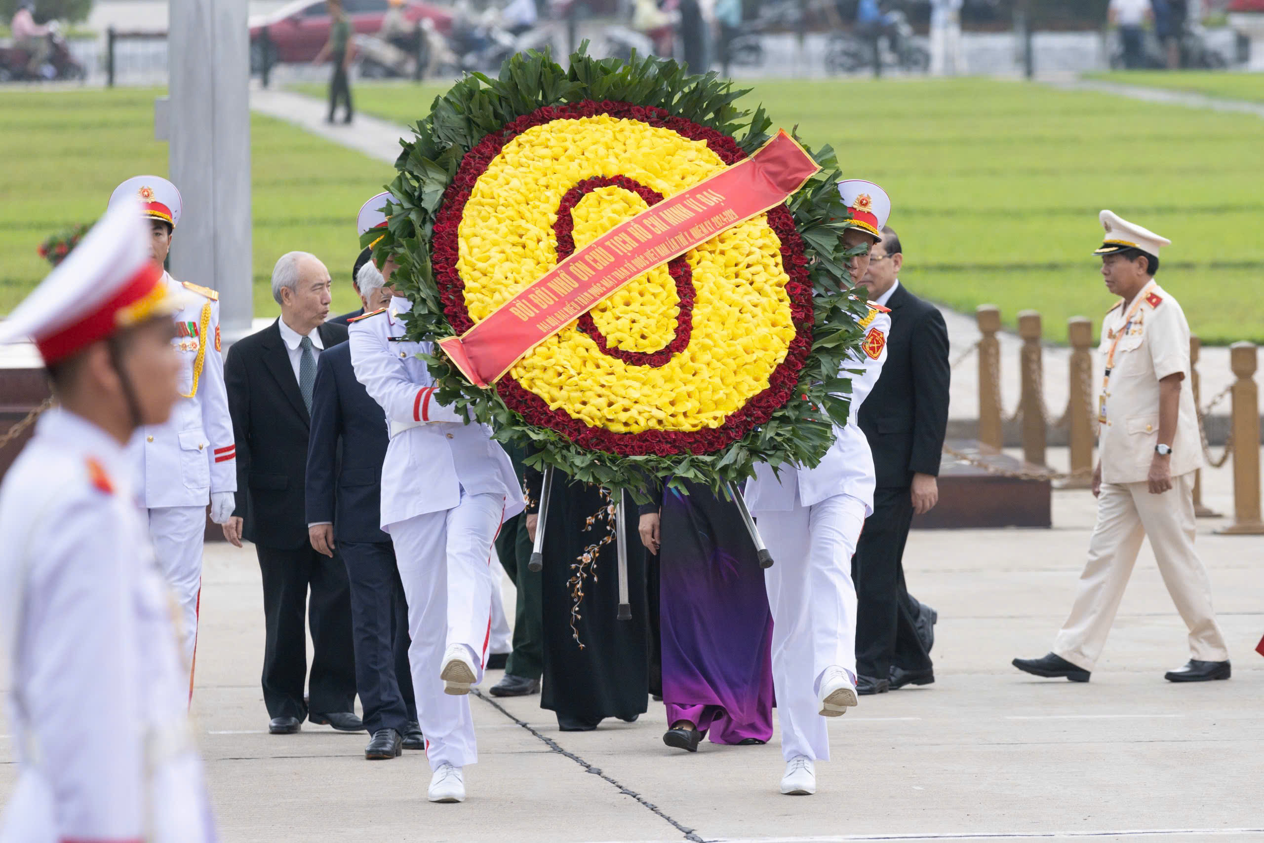 Đại biểu dự Đại hội Mặt trận Tổ quốc v&agrave;o Lăng viếng Chủ tịch Hồ Ch&iacute; Minh- Ảnh 3.