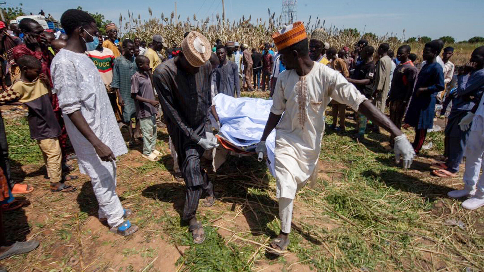 Cận cảnh mộ ch&ocirc;n tập thể hơn 150 nạn nh&acirc;n trong vụ nổ xe bồn chở xăng ở Nigeria- Ảnh 2.